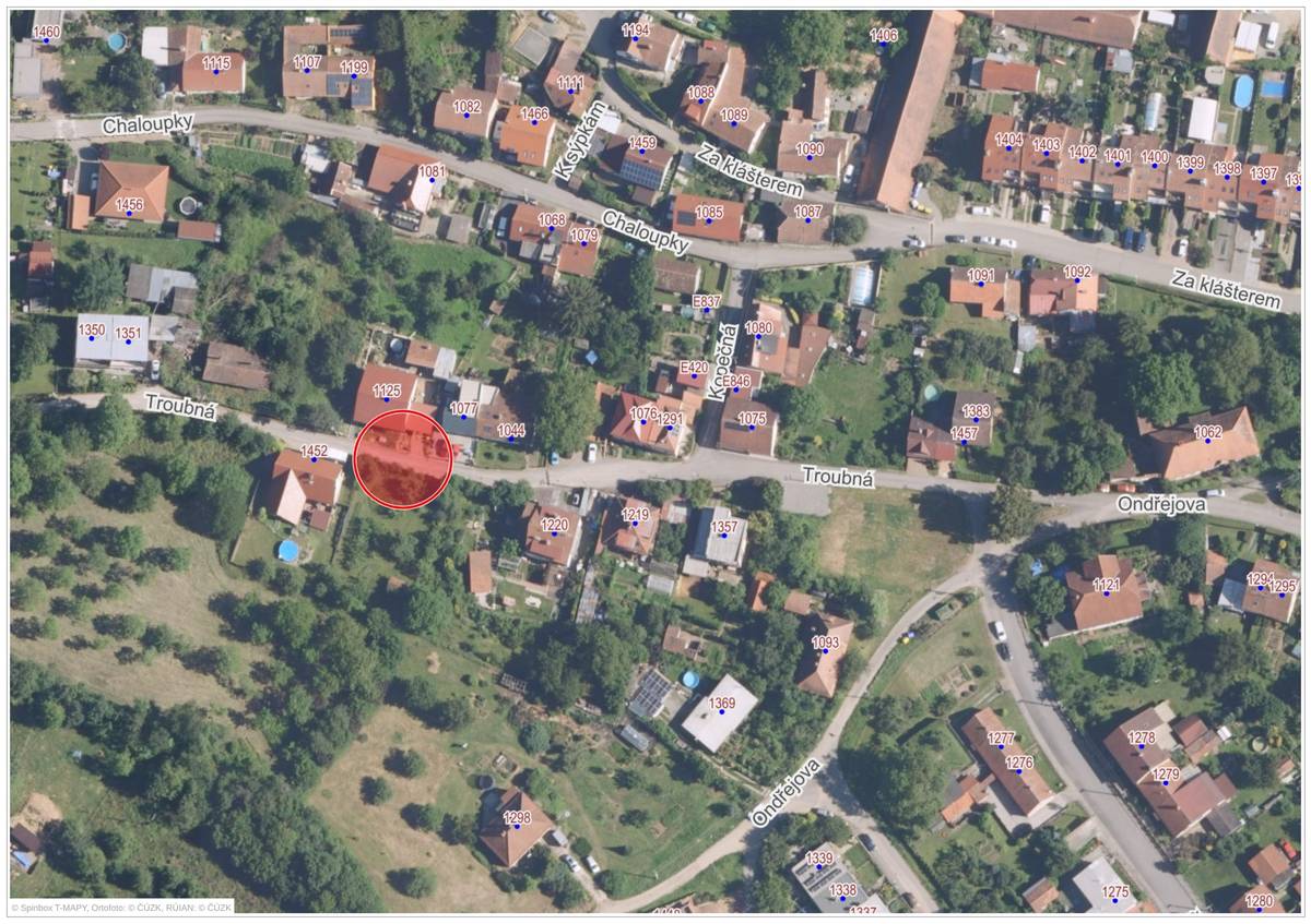 Z důvodu stavebních prací na RD na parcele 292/7 bude v ulici Troubná dočasně omezen průjezd. Omezení je plánováno v následujících termínech: •  pátek 28.8. 7.30-11h •  pondělí 31.8. od 8:30 cca do 16.hod •  úterý 1.9. od 8:30 cca do 16.hod Prosíme občany, aby v uvedených termínech počítali s omezením průjezdu ulicí Troubná a dbali zvýšené opatrnosti v místě provádění stavebních prací.  Děkujeme za pochopení .