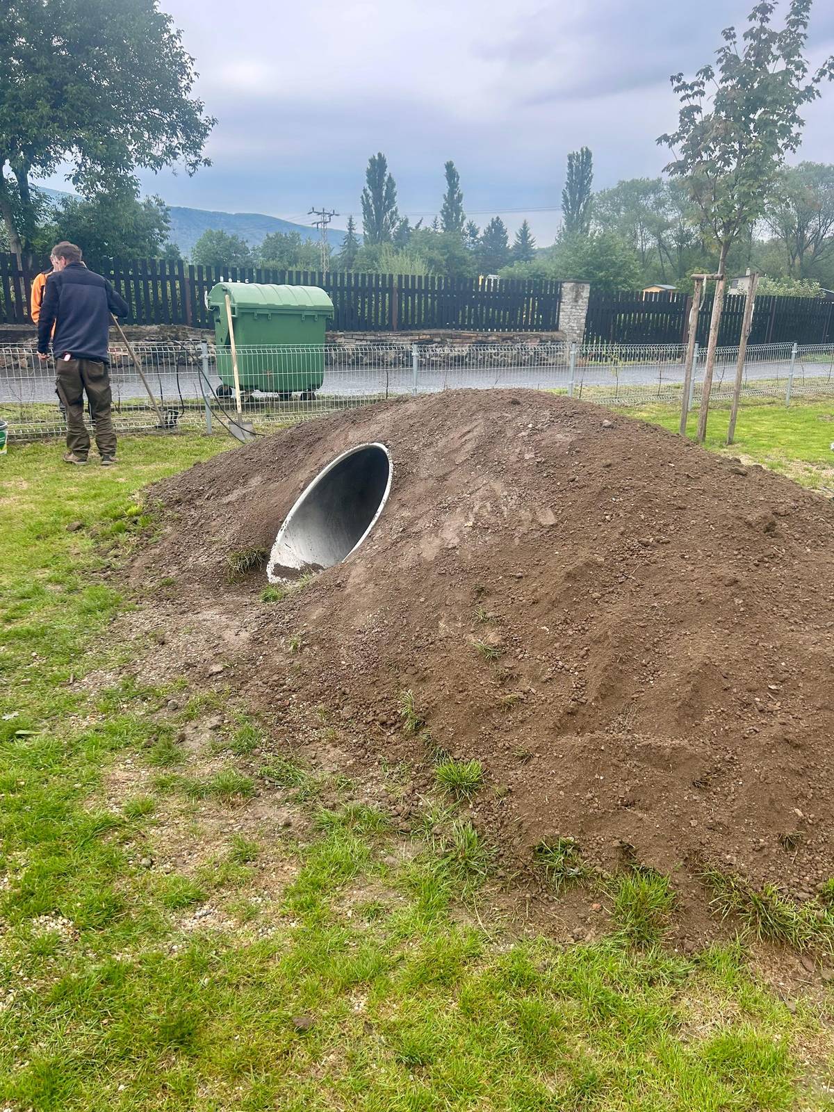 Vážení občané, milé děti, dnes byla na Oranžovém hřišti doplněna nová zemina nad kovovým tunelem. Aby mohla zemina řádně sednout a nedošlo k jejímu poškození, prosíme, abyste tento herní prvek od dnešního dne až do odvolání nepoužívali. Děkujeme za pochopení a respektování dočasného omezení.