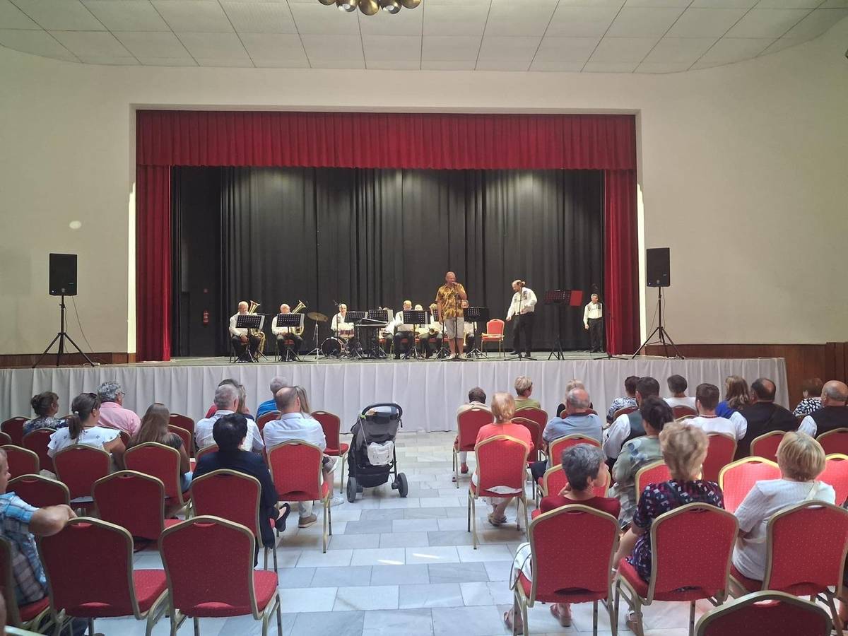 🙌V nedeľu 23. augusta 2026 sa uskutočnil tretí, zároveň posledný koncert tohtoročného Nemšovského hudobného leta... 🫶Koncert bol výnimočný aj krásnym osobným momentom, keď hudobníci z Bolešova - Bosoráci - zahrali Jozefovi Králikovi, pri príležitosti jeho životného jubilea 90.rokov... 🎺Jozef Králik so svojou energiou a láskou k hudbe stál pri zrode Nemšovanky a navždy bude súčasťou jej príbehu... 🙏Ďakujeme všetkým, ktorí si počas leta našli cestu na naše koncerty a užili si pri tom príjemné hudobné chvíle...