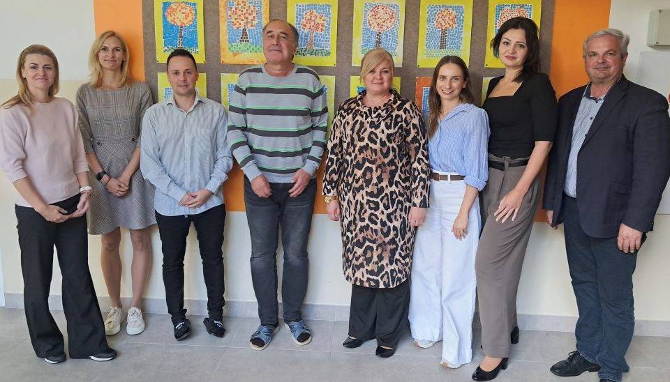 Zlín - Statutární město Zlín se společně s partnerským městem Partizánske zapojuje do nového přeshraničního projektu „Spojení baťovským duchem“, který má podporu Fondu malých projektů programu Interreg Slovensko – Česko 2021–2027. Projekt propojí žáky 6. ročníků několika základních škol z obou spřátelených měst. Jeho cílem je podpořit jejich vzájemné poznávání, rozvoj spolupráce a zájem o společné historické a kulturní dědictví.