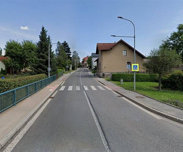 Uzavírka se dotkne kilometru vozovky od křižovatky s ulicí 5. května (most přes potok Olešnice) až k nám. T. G. Masaryka. Povolen je jednosměrný provoz v ul. 17. listopadu ve směru na Trutnov. Pro opačný směr na Náchod je vedena objížďka ulicí 5. května.  Více informací a objízdné trasy najdete na WEBU MĚSTA.  Ilustrační foto zdroj Goodle Maps.