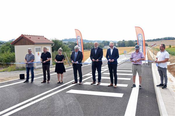 Město Pelhřimov slavnostně otevřelo novou propojovací komunikaci mezi průmyslovou zónou Lhotka a silnicí III/11249 směrem na Vokov. Nové dopravní napojení má zvýšit bezpečnost a plynulost dopravy, nabídnout druhý vjezd do průmyslové zóny a v dopravních špičkách pomoci odlehčit dopravně vytížené křižovatce u viaduktu. Celková cena stavby činí 24,079 milionu korun včetně DPH. Město na její realizaci získalo dotaci ve výši 17,1 milionu korun z Ministerstva průmyslu a obchodu, z programu 12220 – Smart Parks for the Future.