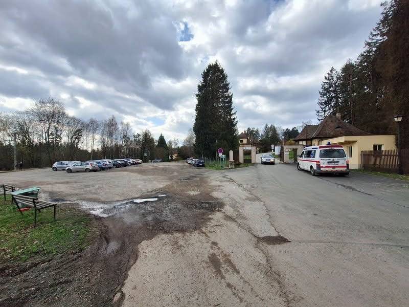 Pardubický kraj zahájí rekonstrukci parkoviště a navazující účelové komunikace, která přinese bezpečnější a komfortnější zázemí pro pacienty, návštěvníky i zaměstnance léčebného ústavu.   Stavba začala 7. července a potrvá do konce září.  "Celkové náklady hrazené z krajského rozpočtu činí přibližně 10 milionů korun. Stavba zahrnuje výstavbu nového parkoviště a kompletní rekonstrukci navazující účelové komunikace v areálu ústavu. Součástí prací je také obnova podloží, nové odvodnění, úpravy okolního terénu a sadové úpravy včetně výsadby nové zeleně,“ uvedl hejtman Martin Netolický.   Nová investice navazuje na letošní revitalizaci historického parku, který dnes slouží pacientům při rehabilitaci i odpočinku. Modernizace areálu tím ale nekončí. Pardubický kraj připravuje také obnovu stravovacího provozu a další investice, které zlepší zázemí jednoho z nejvýznamnějších zdravotnických zařízení v regionu.   Jen v posledních letech přesáhly krajské investice do areálu 170 milionů korun. Cílem je vytvořit moderní prostředí, které bude odpovídat významu Odborného léčebného ústavu Jevíčko pro celý Pardubický kraj.