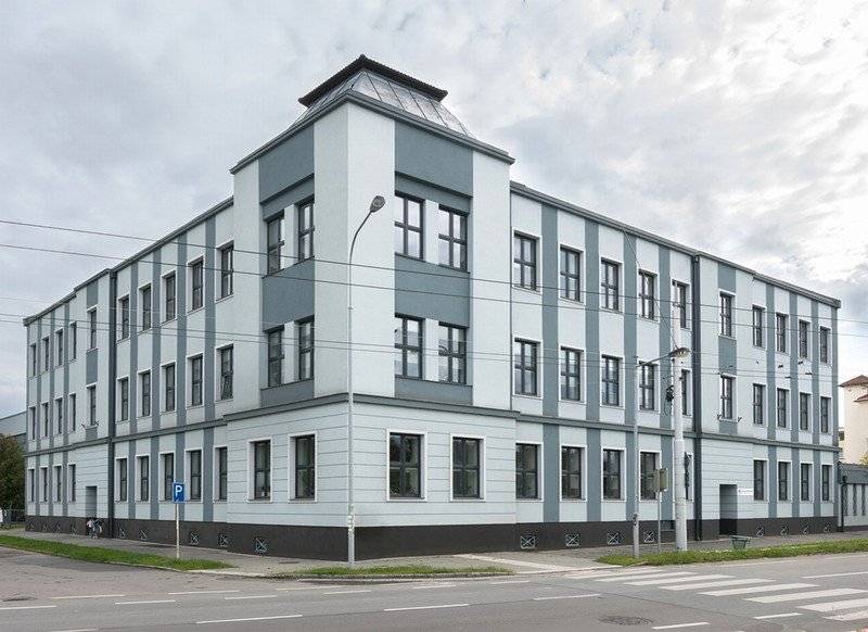 Pardubický kraj připravuje investici za 37 milionů korun, která výrazně zlepší podmínky pro sportovní přípravu mladých talentů. Díky dotaci z Národní sportovní agentury bude možné zrekonstruovat celý venkovní sportovní areál. Hotovo by mělo být do konce roku 2027. „Celkové předpokládané náklady na realizaci projektu dosahují 37 milionů korun. Velmi důležité je, že se Pardubickému kraji podařilo získat dotaci z Národní sportovní agentury, která může pokrýt až 50 procent výdajů. Díky tomu budeme schopni realizovat kompletní obnovu venkovního sportovního areálu. Stavbu chceme dokončit nejpozději do konce roku 2027. Je to investice, která zajistí moderní podmínky pro sportovní přípravu mladých talentů na mnoho dalších let,“ uvedl hejtman Pardubického kraje Martin Netolický. Součástí projektu bude obnova atletického zázemí, nové fotbalové hřiště s umělým trávníkem, multifunkční hřiště pro míčové sporty, workoutová zóna i stanová hala, která umožní celoroční trénink bez ohledu na počasí. Modernizovaný areál bude sloužit nejen studentům Sportovního gymnázia v Pardubicích, ale také dalším sportovním aktivitám a akcím. 💙