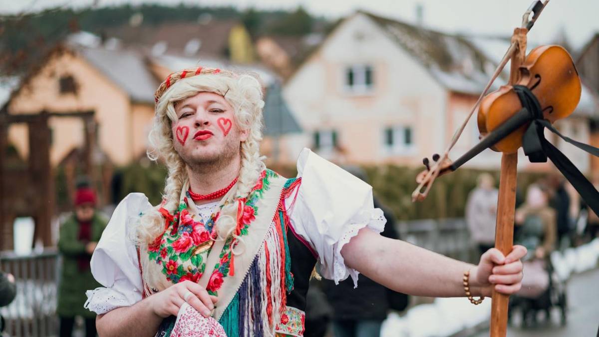 Po úspěšné premiéře a několika krásných projekcích, mimo jiné v rámci Svatojakubské pouti v Postřekově a Chodských slavností v Domažlicích, jsme náš krátkometrážní dokument konečně zveřejnili také veřejně na YouTube.