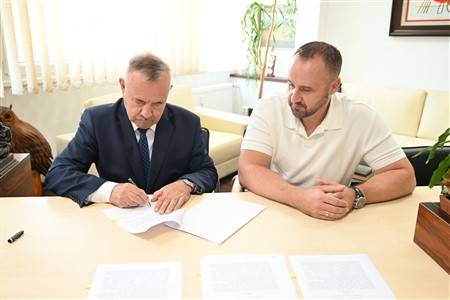 Martin (25.08.2026) – Projekt lanovky na Martinské hole sa posunul o ďalší významný krok. Mesto Martin má zabezpečené na základe zmluvy s urbárom pozemky potrebné pre trasu aj stanice lanovky, získalo práva k rozostavanej dráhe a disponuje platným stavebným povolením. V najbližších dňoch plánuje podať žiadosť o nenávratný finančný príspevok na Ministerstvo investícií, regionálneho rozvoja a informatizácie Slovenskej republiky (MIRRI SR).