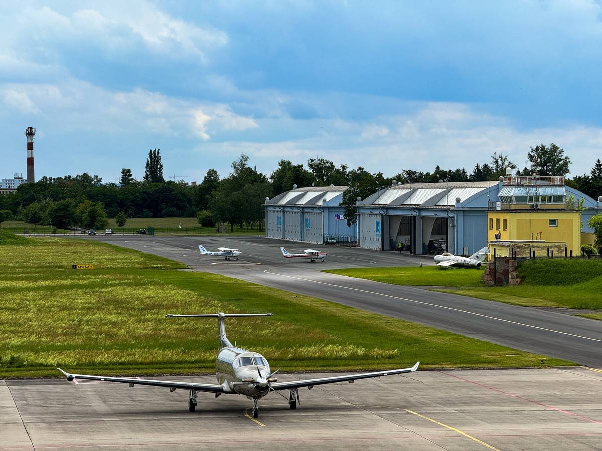 📍 Už jste slyšeli o tom, že se můžete podívat na hradecké letiště i do míst, kam se běžně veřejnost nedostane? Právě takovou příležitost nabídne akce Den s letadly, která se koná v sobotu 5. září od 10 do 16 hodin. 📍 Návštěvníci se podívají do částí letiště, které jsou za běžného provozu veřejnosti uzavřeny, prohlédnou si letadla i speciální techniku a dozvědí se více o fungování letiště. Chybět nebude ani soutěž o hodnotné ceny a možnost vyhlídkového letu nad Hradcem Králové (za úhradu nákladů). 🔵 Den s letadly | 5. září | 10.00–16.00 | Letiště Hradec Králové ◾ Letadla zblízka ◾ Ukázka letištní techniky ◾ Vyhlídkové lety (zpoplatněno) ◾ Soutěž o hodnotné ceny ◾ Zábavný program pro celou rodinu 🔗 Další informace naleznete na www.densletadly.cz.