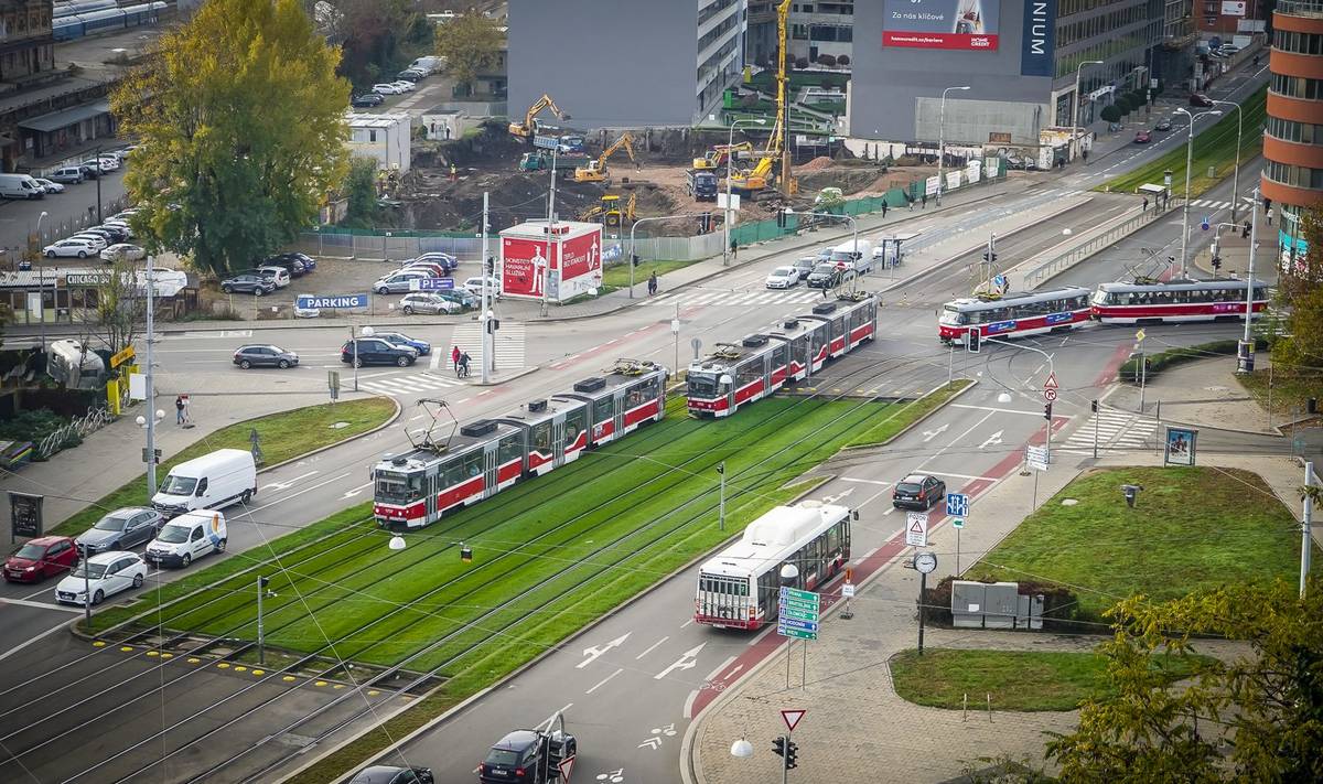Od úterý 1. září 2026 budou na většině linek MHD platit nové jízdní řády. • Linky 1–84 opět pojedou podle jízdních řádů pro běžné pracovní dny. • Bude obnoven provoz autobusové linky 66 a školních linek š85, š86 a š88.   K úterý 1. září 2026 dojde k ukončení vybraných omezení provozu: Obnovení provozu tramvají do smyčky Ečerova • Linka 1 se vrací na celou pravidelnou trasu Řečkovice – Bystrc, Ečerova, její provoz však bude nadále omezen rekonstrukcí tramvajové tratě v ulici Kníničské.   Obnovení provozu tramvají v ulici Renneské • Linky 7 a 8 se vrací na své pravidelné trasy ulicí Renneskou.   Ukončení uzavírky ulice Olomoucké • Linky 21, 31, 33 a N96 se vrací na své pravidelné trasy přes zastávku Staré letiště.   Obnovení pravidelného provozu autobusů na sídlišti Kamechy • Linky 52 a N98 se vrací na svou pravidelnou trasu ulicí Kamechy. • Linky E50 a 54 se vrací do původního směru s obsluhou zastávek v pořadí (Ruda ») Kamechy » Chvalovka » Kavčí » Říčanská (» Ruda).   K úterý 1. září 2026 dojde také k následujícím změnám organizace provozu: Zahájení III. etapy omezení provozu tramvají v ulici Kníničské • Provoz linek 1 a 3 bude obnoven v celých pravidelných trasách, linka 10 bude ukončena v zastávce Sochorova. • Zastávka Vozovna Komín bude linkou 1 obsluhována v přeložené poloze, linkou 3 nebude možné zastávku obsloužit. Více informací na https://www.dpmb.cz/zmeny-v-doprave