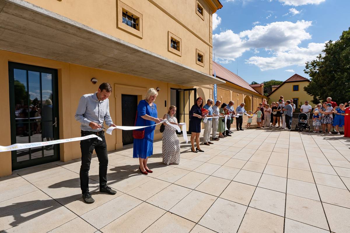 Za účasti pozvaných hostů a velkého zájmu veřejnosti byla v neděli 30. srpna 2026 slavnostně otevřena nová budova Mateřské školy Měšice. Současně zde zahájilo provoz také nové oddělení dětské skupiny a pracoviště výtvarného oboru ZUŠ Líbeznice s výtvarným, sochařským a multimediálním ateliérem. V úvodním slovu představil starosta Měšic Martin Čacký celý projekt náročné proměny historické budovy zámeckého hospodářského dvora v moderní vzdělávací instituci. Návštěvníky přivítal a také místostarosta obce Václav Lukavský a přítomní zastupitelé obce. Podnětné postřehy, zajímavosti a podrobnosti z realizace projektu i přání mnoha úspěchů zazněly také od pozvaných hostů. Mezi nimi byli například poslankyně Poslanecké sněmovny Parlamentu ČR Věra Kovářová, která se dlouhodobě věnuje problematice rozšiřování kapacit základních a mateřských škol, starosta obce Líbeznice Jan Havlíček, ředitelka MŠ Měšice Klára Foniová Pokorná, zástupkyně ředitele ZŠ Líbeznice pro ZUŠ Iva Štrynclová, projektant stavby Jaroslav Malina z Ateliéru Reno, Tomáš Talkner za generálního dodavatele stavby CL Evans a Ladislav Meloun za generálního dodavatele interiéru Stavointerier MM. Po slavnostním otevření si zájemci mohli celou moderně vybavenou budovu prohlédnout samostatně nebo se zúčastnit komentované prohlídky. Projekt vznikla za podpory celkem osmi dotačních titulů z fondů EU Národního plánu obnovy na snížení energetické náročnosti budov a vybudování dětské skupiny, z fondů Středočeského kraje na vybudování kapacit MŠ a obnovu kulturních památek a také z fondů EU IROP na vybudování výukových kapacit ZUŠ. Na spolufinancování nákupu vybavení pracoviště ZUŠ se podílí také Obec Líbeznice. Všem pedagogům a jejich malým i větším svěřencům přejeme, aby jim nová budova přinášela spoustu radosti a dobrodružství na cestě za poznáním, vzděláním a uměním.