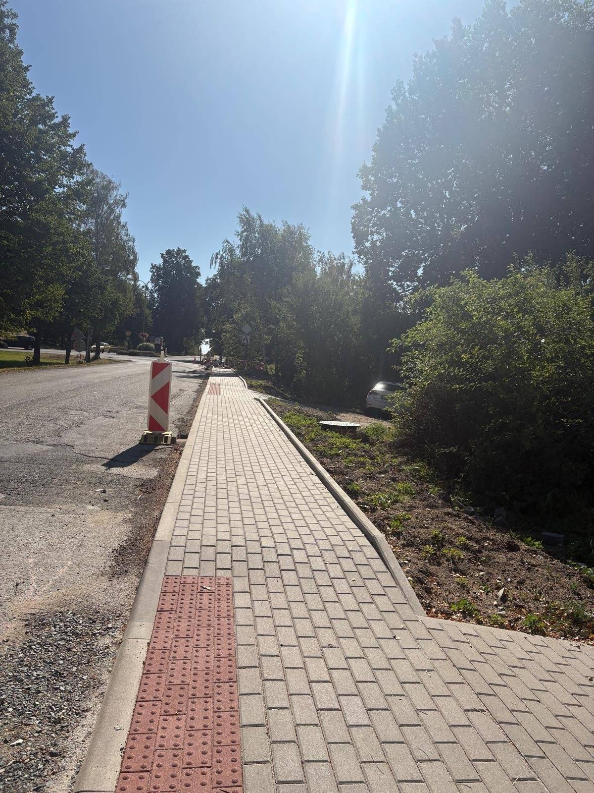 Po krátké plánované přestávce se opět naplno rozběhly práce na výstavbě nového chodníku v ulici Blanická. Přestávka na přelomu července a srpna souvisela s nasazením pracovníků zhotovitele na jiné velké stavbě. Od druhého srpnového týdne práce v Blanické ulici znovu začaly. Stavba se nyní postupně dostává až do prostoru křižovatky ulic Blanická, Blechova, Čs. armády a Karla Čapka. V tomto prostoru bude doplněno vodorovné dopravní značení a betonová svodidla a vznikne také místo pro přecházení. Úpravy by měly přispět k větší přehlednosti křižovatky a bezpečnějšímu pohybu chodců i automobilů. U domu čp. 810 zároveň vznikne nová zpevněná plocha, která bude sloužit pro parkování automobilů. Práce na stavbě budou pokračovat i v dalších týdnech. V termínu 7.–11. září 2026 je plánována také obnova asfaltového povrchu komunikace, která je další součástí celkové úpravy Blanické ulice. Děkujeme obyvatelům Blanické ulice a všem řidičům i chodcům za trpělivost a ohleduplnost během probíhající stavby.