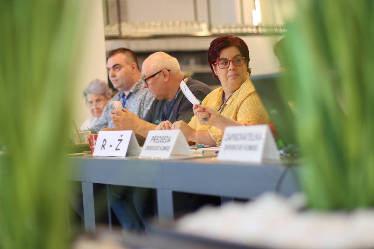 CHODOV (31. 8. 2026) - Do letošních komunálních voleb vstupuje v Chodově pět subjektů. Podle údajů Českého statistického úřadu zveřejněných na webu volby.cz kandiduje celkem 85 lidí – 51 mužů a 34 žen. Oproti volbám v roce 2022 počet kandidátů klesl o dvacet. Před čtyřmi lety se o mandát ucházelo 105 lidí, z toho 67 mužů a 38 žen. Počet kandidátních listin přitom zůstal stejný. Čtyři letošní listiny obsahují po 21 jménech, pátá má jednoho kandidáta. Ženy nyní představují 40 procent všech kandidujících, zatímco v roce 2022 činil jejich podíl přibližně 36 procent. Průměrný věk kandidátů dosahuje 51,05 roku. Mužům je v průměru 51,35 roku, ženám 50,59 roku. Ve srovnání s rokem 2022 jsou tak letošní uchazeči o mandát téměř o dva roky starší. Nejpočetnější je věková skupina od 50 do 54 let, do níž patří 17 lidí. Nejmladšímu kandidátovi je 18 let, nejstaršímu 85 let. Komunální volby se uskuteční v pátek 9. a v sobotu 10. října 2026. Ve stejném termínu probíhá v části republiky také první kolo senátních voleb, Chodova se však letos volby do Senátu netýkají. Kandidátní listiny dle vylosovaného pořadí:  ANO 2011 MÍSTNÍ HNUTÍ NEZÁVISLÝCH ZA HARMONICKÝ ROZVOJ OBCÍ A MĚST Vize pro Chodov Demokratická strana zelených - ZA PRÁVA ZVÍŘAT, sdružení DSZ - ZA PRÁVA ZVÍŘAT a NK Strana soukromníků České republiky