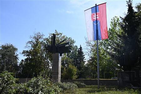 Martin (28.08.2026) – Mesto Martin si pietnym aktom pripomenulo 82. výročie Slovenského národného povstania, jednej z najvýznamnejších udalostí našich novodobých dejín. Spomienka na odvahu ľudí, ktorí sa v roku 1944 postavili proti nacizmu, bola zároveň pripomenutím hodnoty mieru, ľudskej dôstojnosti a zodpovednosti každej generácie postaviť sa nenávisti a násiliu.