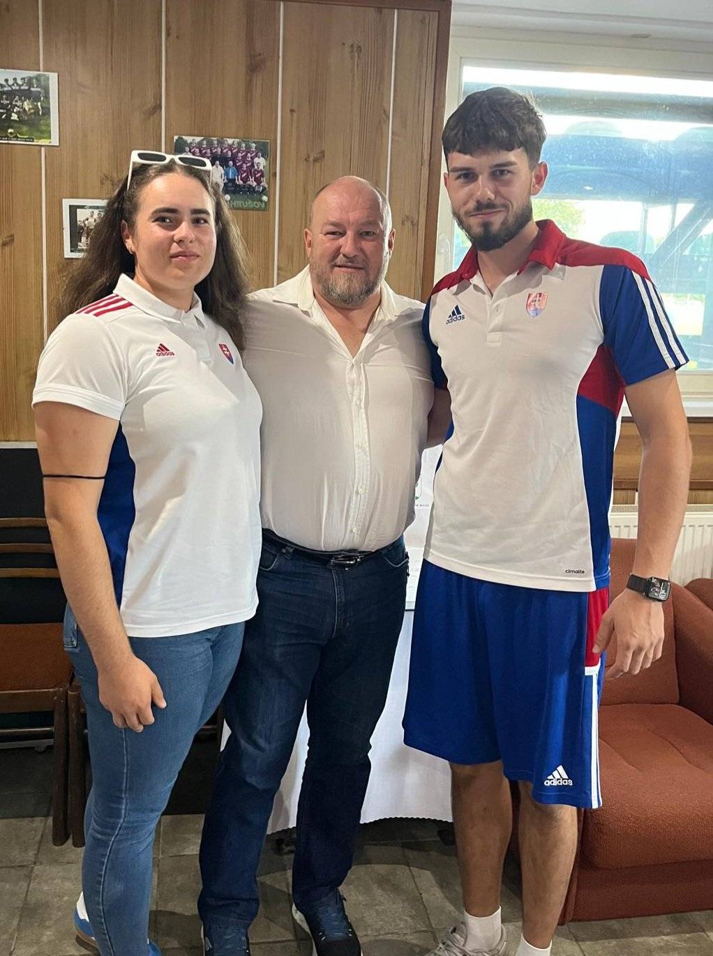 V nedeľu 30.8.2026 navštívil minister cestovného ruchu a športu Rudolf Huliak športový areál obce Nižný Hrušov.  V rámci pracovného rokovania k rozvoju športu v obci a regióne diskutoval so športovcami Monikou Marjovou a Gabrielom Baranom. Témou rokovania s vedením obce boli možnosti dokončenia telocvične a vybudovanie športoviska pre atlétov a dobrovoľných hasičov.  Časť rokovania bola venovaná starostom z okresu Vranov nad Topľou.