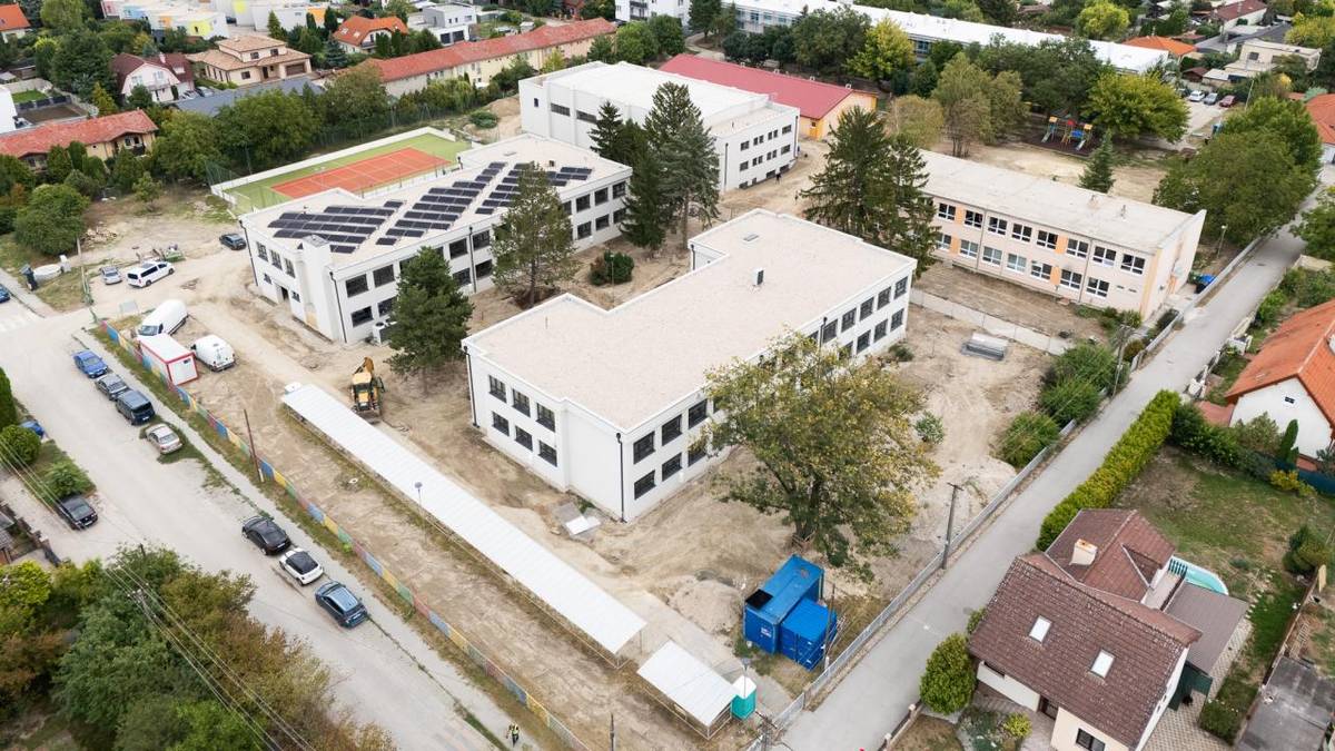 Už o niekoľko dní sa opäť otvoria brány našej základnej školy a začne sa nový školský rok. Radi by sme vás informovali o aktuálnom stave rozsiahlej rekonštrukcie školských budov a areálu, o sprístupnení prechodu ku bloku G a ďalších organizačných opatreniach.