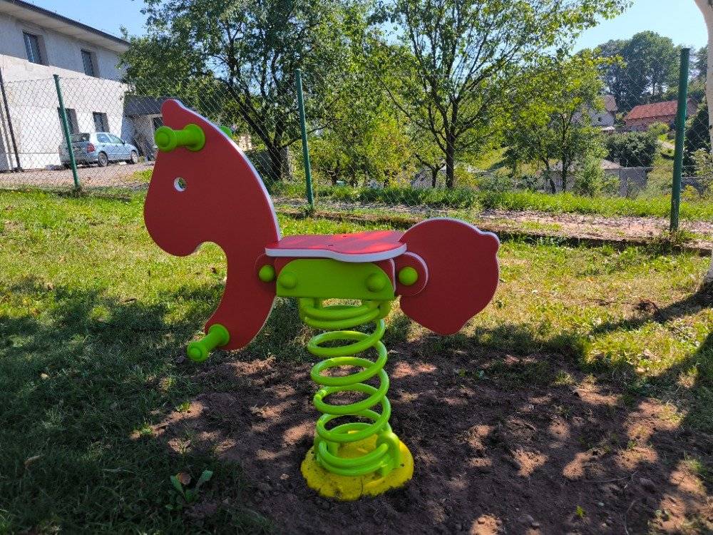 V tomto týdnu byly na zahradu MŠ nainstalovány dvě nové pérové houpačky.  Přejeme dětem, ať jim dobře slouží.  starostka