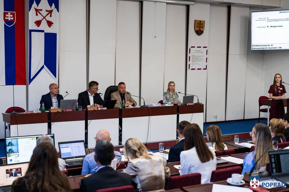 Vo štvrtok 27. augusta 2026 zasadli poslanci do poslaneckých lavíc. Na úvod bol schválený program aj so zmenami navrhnutými viceprimátorom Štefanom Pčolom. Taktiež bola zvolená návrhová a volebná komisia. Poslanci vzali na vedomie kontrolu plnenia uznesení z predchádzajúcich zasadnutí mestského zastupiteľstva.   Následne MsZ schválilo prenájmy bytov -  dvojizbového na Suchoňovej ulici a  jednoizbového na Tomášikovej ulici.    Ďalej poslanci odsúhlasili zriadenie 15 vecných bremien, 5 prenájmov pozemkov, resp. častí pozemkov v k.ú. Poprad a Matejovce, 5 predajov pozemkov v k.ú. Poprad, Matejovce, Veľká a Spišská Sobota, z toho jeden formou verejnej obchodnej súťaže v k.ú. Poprad.  Zastupiteľstvo odhlasovalo zverenie do správy SMK Poprad spevnené plochy a verejné osvetlenie Park Juh II; cyklistické komunikácie Most Ul. Športová – Most D1 Matejovce – úsek „C a D“; parkoviská na Ulici Banícka; verejné osvetlenie na Uliciach L. Svobodu a Smetanovej a taktiež prevzatie do majetku mesta od investorov  a následné zverenie do správy SMK ciest tvoriacich dopravné napojenie Ulice 29. augusta s Ul. Štúrovou, parkovisko v mieste bývalého obratiska na Ul. 29. augusta, ale aj ciest, verejného osvetlenia a dažďovej kanalizácie pri Bytovom komplexe LUNA Residence, Poprad – Matejovce; časť chodníka na Ul. Dlhé hony pri novovybudovanom polyfunkčnom bytovom dome SQUARE a lávku pre peších a cyklistov v rámci stavby Nové nábrežie.  Poslanci odsúhlasili zmenu vecnej náplne kapitálových výdavkov na úseku školstva v súvislosti so zabezpečením nákupu nových gastrozariadení pre školské jedálne pri ZŠ a MŠ Dostojevského, ZŠ Komenského, ZŠ Koperníkova a ZŠ A. V. Scherfela, Fraňa Kráľa. Ďalej schválili prenájmy nebytových priestorov v ZŠ A. V. Scherfela, Fraňa Kráľa pre Futbalový klub Poprad, v ZŠ Tajovského pre Športový hokejbalový klub Poprad a Red Arrows Poprad a v ZŠ Letná pre Volejbalový klub Junior 2012 Poprad.  Mestské zastupiteľstvo schválilo zmenu rozpočtu mesta Poprad na rok 2026 a tieto VZN: Všeobecne záväzné nariadenie mesta Poprad o podmienkach predaja výrobkov a poskytovania služieb na trhových miestach na území mesta Poprad; Všeobecne záväzné nariadenie, ktorým sa vydáva Trhový poriadok pre príležitostný trh Vianočný jarmok a Všeobecne záväzné nariadenie o vymedzení úsekov miestnych ciest na dočasné parkovanie motorových vozidiel v znení neskorších VZN.  Poslanci zobrali na vedomie tieto správy: Informatívnu správu o príprave, organizačnom zabezpečení a realizácii Majstrovstiev sveta v hokejbale 2027; Informatívnu správu o zavedení bezplatného limitu parkovania na prvé 2 hodiny v Zóne 1;  Informatívnu správu o stave pripravenosti parkovacej politiky na území mesta Poprad a Správu o činnosti Komisie na ochranu verejného záujmu pri MsZ mesta Poprad.  Po zvolení prísediacich Okresného súdu v Poprade na funkčné obdobie 2026-2030 mestské zastupiteľstvo schválilo udelenie Ceny mesta Poprad Jánovi Gallovičovi, Ceny mesta Poprad in memoriam Anne Schlosserovej a finančné odmeny prislúchajúce ku každému typu cien. Poslanci zobrali na vedomie udelenie Cien primátora Alexejovi Beljajevovi, Františkovi Majchrovičovi a Margite Vojsovičovej.  Nasledovali interpelácie poslancov. Na záver primátor pozval všetkých poslancov na slávnostné mestské zastupiteľstvo, ktoré sa uskutoční dňa 2.10.2026.