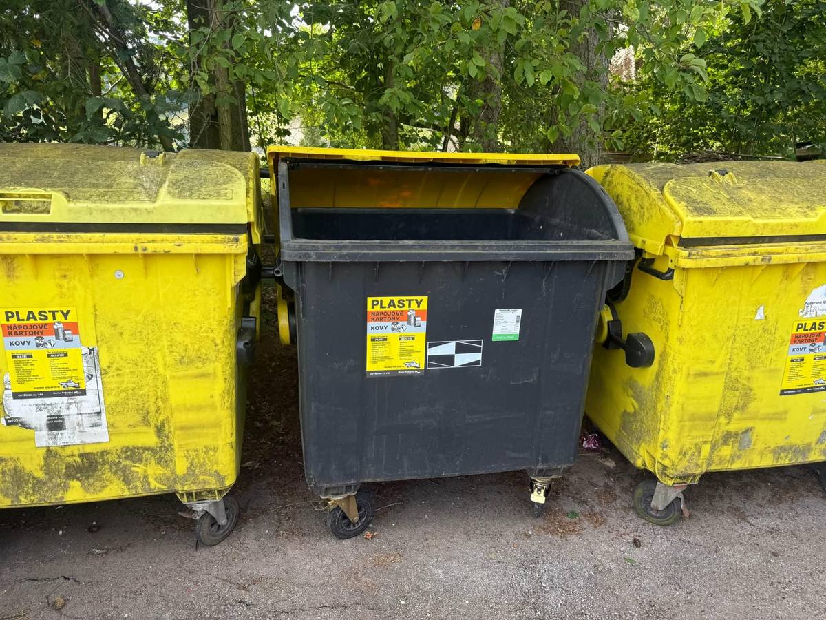 Žádáme občany, aby do kontejnerů na tříděný odpad vhazovali pouze odpad, který tam patří. Tráva do plastů rozhodně nepatří !! Děkujeme za pochopení a respekt. Tomáš Navrátil, starosta.