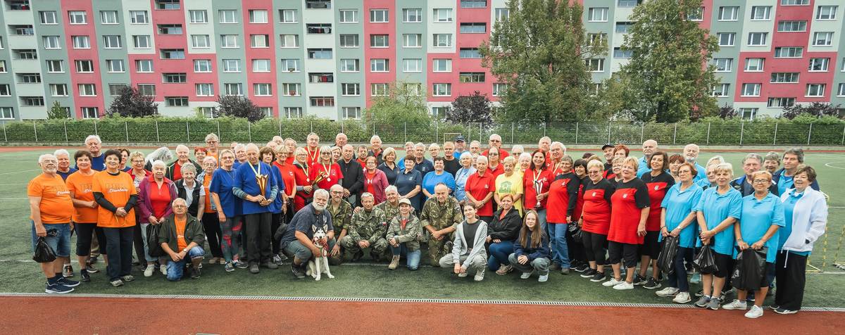 Hlučín se opět chystá na oblíbené sportovně-společenské klání. Na hřišti rovninské školy propukne ve středu 9. září v 9 hodin další ročník tradiční akce Den senior legionář. Pokud máte soutěživého ducha a chcete prožít dopoledne plné pohybu a zábavy, neváhejte a sestavte své družstvo. Soutěž je určena pro všechny aktivní seniory starší 60 let, kteří se nebojí drobných sportovních ani vědomostních výzev. Podmínkou pro účast je složení tříčlenných družstev, ve kterých musí síly spojit muži i ženy (v každém týmu musí být zastoupena minimálně jedna žena). „Den senior legionář je skvělou příležitostí, jak strávit aktivní dopoledne na čerstvém vzduchu, pobavit se s přáteli a zdravě si zasoutěžit v duchu fair play,“ zve k účasti za organizátory Tereza Šimánková z Městského úřadu Hlučín. Registrovat se můžete nejpozději do pondělí 7. září 2026. Pro přihlášení nebo v případě jakýchkoliv dotazů nás kontaktujte na emailu simankova@hlucin.cz nebo telefonu 595 020 317. Přijďte bojovat o pomyslné medaile, nebo jen podpořit své sousedy a známé. Skvělá atmosféra a drobné odměny pro úspěšné týmy jsou zajištěny! #hlucin #mestohlucin #sport #hristerovniny #zsrovniny #soutěž #aktivniseniori #60plus