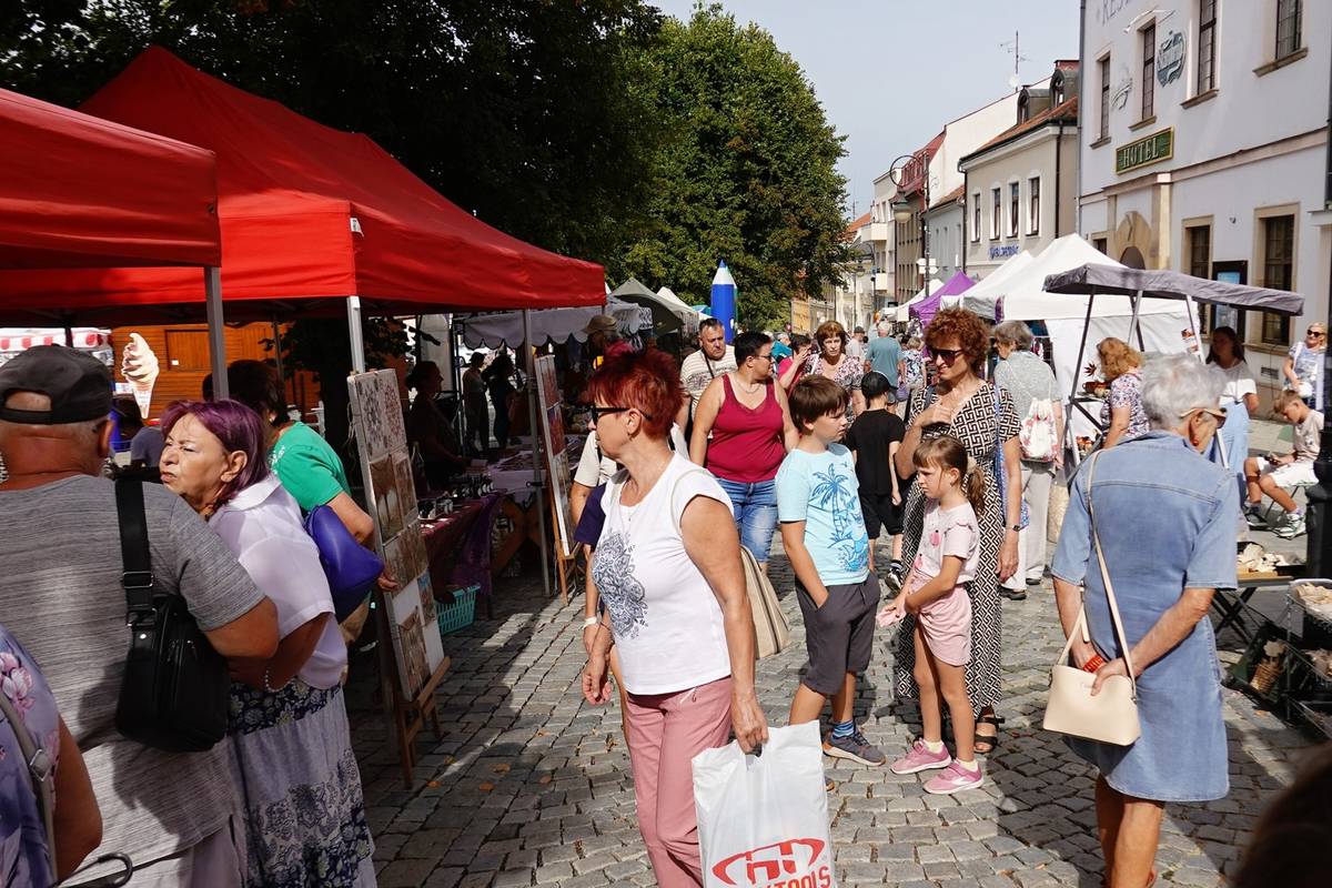 V pátek 28. srpna 2026 se konal JARMARK BOSKOVICKO SOBĚ, který pořádala místní akční skupina MAS BOSKOVICKO PLUS. Akce se poprvé uskutečnila na Masarykově náměstí a nabídla stánky s lokálními výrobky, dobrým jídel a hudebním vystoupením. Součástí programu bylo také slavnostní předání certifikátů a křest nové knihy Moniky Zbytečné. Děkujeme všem, kteří dorazili, vystavujícím, účinkujícím a zejména MAS BOSKOVICKO PLUS za uspořádání celého dne. Foto: Monika Šindelková