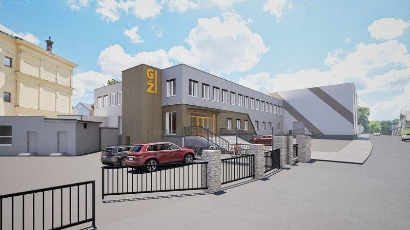 Přístavba gymnázia z přelomu 70. a 80. let už současným potřebám školy nestačí. Teď ji čeká komplexní rekonstrukce, po které nabídne studentům i pedagogům modernější, příjemnější a výrazně úspornější prostředí.     A nebude to jen kosmetická úprava    Z přístavby zůstanou prakticky jen obvodové zdi, sloupy a stropy. Vzniknou nové odpočinkové zóny a multifunkční sál. Proměnou projdou šatny, velká tělocvična i další sportovní zázemí. Budova dostane nová okna, zateplení, úspornější vytápění i řízené větrání s rekuperací.  Cílem je přiblížit celý objekt standardu pasivní budovy.   Pardubický kraj nyní vybral zhotovitele stavby. Vysoutěžená cena je 91,6 milionu korun včetně DPH, přičemž až 25 milionů korun by mohla pokrýt evropská dotace.     Pokud vše půjde podle plánu, staveniště předáme už na konci září. Dokončení rekonstrukce předpokládáme na začátku roku 2028.