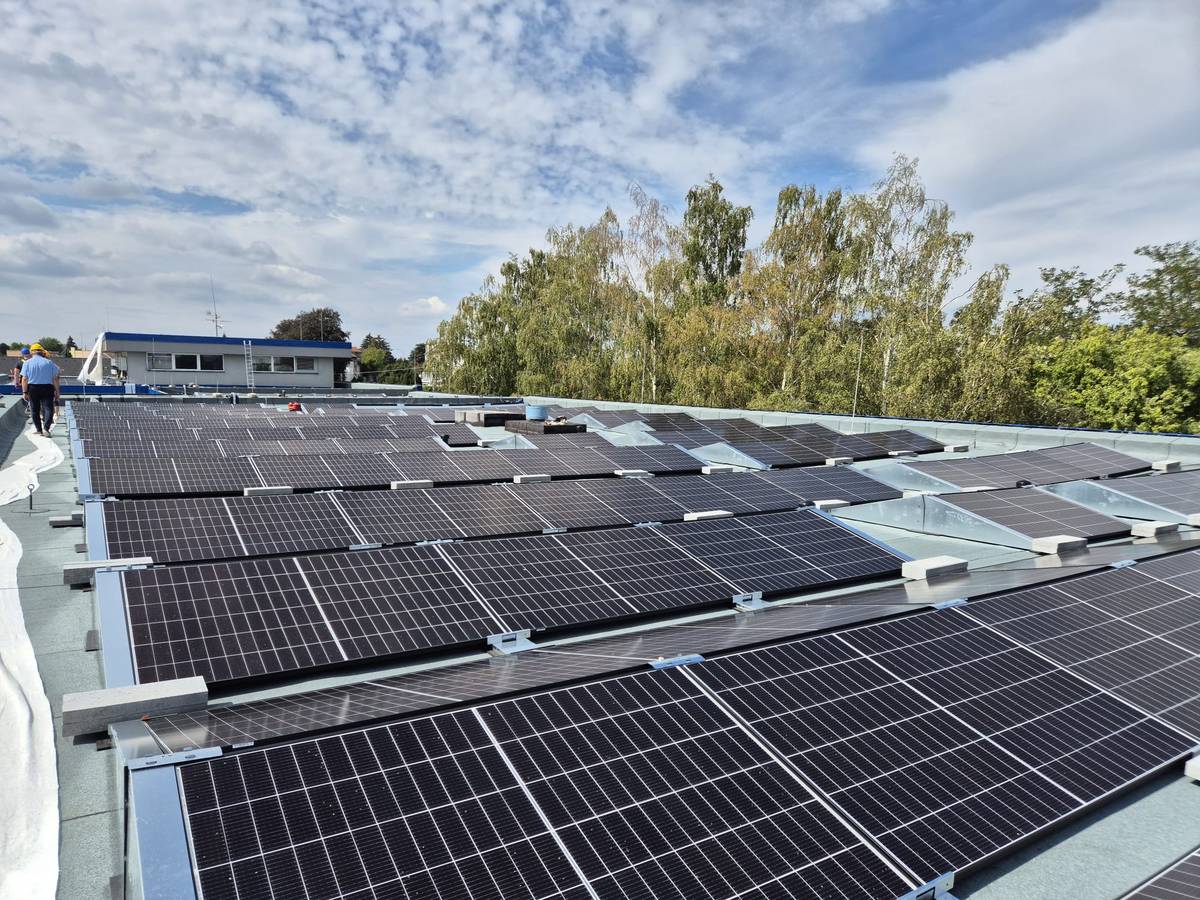Ve čtvrtek proběhl na Základní škole Dukelská kontrolní den zaměřený na novou fotovoltaickou elektrárnu a související práce na střeše školy.
