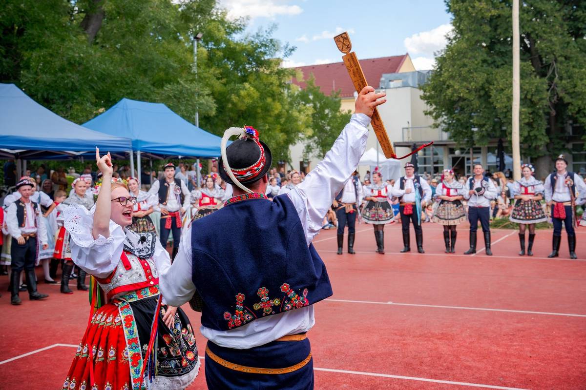 Máme po jedné z největších letošních událostí v naší obci. Proběhly hody a slavnostně byl otevřen Dům dětských skupin. Děkujeme všem, kteří se podíleli na organizaci těchto akcí, všem podporovatelům, pomocníkům, příznivcům, členům jejich rodin.   Uvědomujeme si, že akce samotná je jen vrcholem příprav, které trvají několik měsíců. S radostí sledujeme, jak spoluobčané pomáhají dělat život v naší obci pestřejší a přátelský. Velmi si toho vážíme.   Vedení obce   📸 Za fotoreport děkujeme panu Valouškovi.