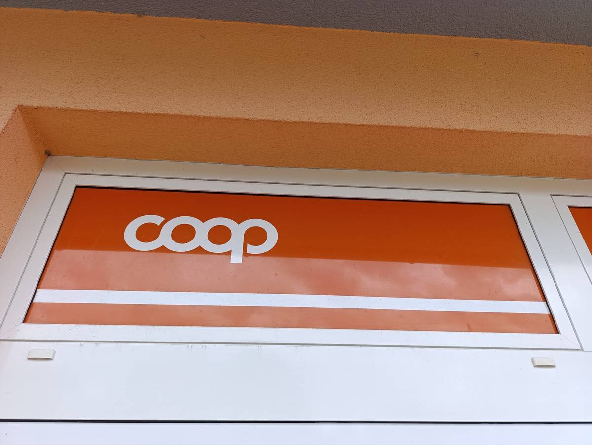 Vážení občané, v minulém týdnu jsem řešila s manažerkou COOP HB stav naší dušejovské prodejny. Bohužel, situace se opět zkomplikovala a obě prodavačky daly výpověď. S těmito okolnostmi nejsme my jako obec – pronajímatel prostor prodejny, schopni nic udělat, ani je ovlivnit. Jisté je teď pouze to, že tento týden bude ještě prodejna otevřena do čtvrtka 3.9., v pátek 4.9. bude zavřeno a v pondělí 7.9.2026 proběhne inventura. Následně bude prodejna v Dušejově ZCELA UZAVŘENA do doby, než COOP HB najde dva nové zaměstnance do naší prodejny. Chápu, že bez otevřeného obchodu v Dušejově to bude pro mnohé z vás nová a složitější situace. Věřte, že vyřešení problému se věnuji a budu trvat na tom, aby byl obchod v co nejkratší době znovu zprovozněn. V opačném případě by to znamenalo hledání nového provozovatele prodejny. Případné dotazy směřujte, prosím, přímo na COOP HB: 725 926 745. Zdeňka Bradáčová – starostka obce
