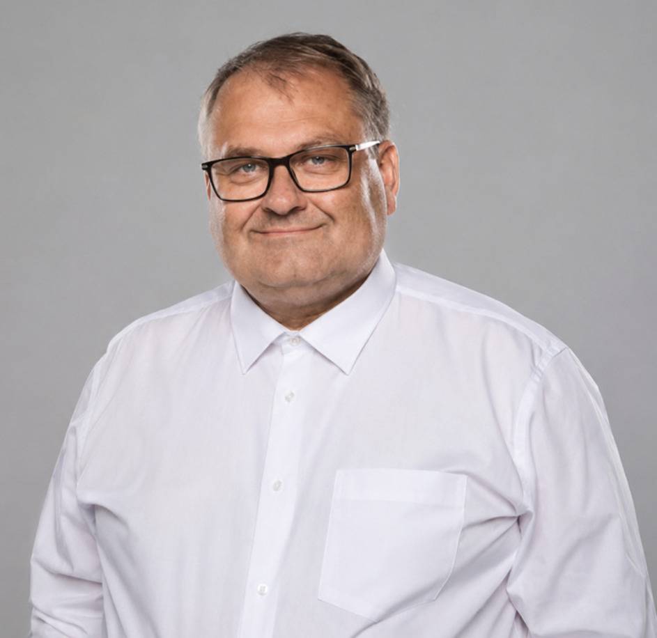 Milí spoluobčané, máme za sebou opravdu horké léto. Extrémní teploty nejen nám, ale i přírodě daly pořádně zabrat. Přesto ani o prázdninách stavební ruch neutichl a pracovali jsme na stavbách a rekonstrukcích, které je vhodné dělat právě v době, kdy je provoz v Újezdě o něco menší. Pokračovali jsme v opravách komunikací a chodníků, dokončili rekonstrukci Zlivské, postavili nový chodník v Pilovské a pracovali na dalších místech tak, abychom postupně umazávali dluh, který v této oblasti Újezd dlouhodobě má. S příchodem září přijde první výrazné dopravní omezení související se stavbou přeložky I/12, a to uzavření Zaříčanské. Začne se tam stavět přemostění budoucího obchvatu. Tak velká stavba se bohužel bez omezení neobejde. Provoz na objízdných trasách budeme samozřejmě sledovat a v případě potřeby budeme ve spolupráci s dotčenými orgány opatření upravovat. Děkuji za pochopení a trpělivost. V zimě jste měli možnost vybrat, jak se bude naše městská část v dalších letech prezentovat navenek i směrem ke svým obyvatelům. Nová vizuální identita se postupně začala promítat do webu, sociálních sítí, tiskovin, informačních materiálů i dalších výstupů městské části. Nejde jen o nové logo nebo barvy. Cílem je, aby komunikace Újezda byla přehlednější, jednotnější a na první pohled rozpoznatelná. Možná jste si některých změn již všimli. Blíží se komunální volby a s nimi konec tohoto volebního období. Na jeho hodnocení ještě bude čas, ale už nyní bych rád poděkoval hlavně zaměstnancům našeho úřadu. Za poslední čtyři roky odvedli obrovské množství práce, která často nemusí být na první pohled vidět. Bez ní by ale městská část jednoduše nemohla fungovat. Děkuji jim za spolupráci, nasazení a také za trpělivost, kterou se mnou i s námi všemi měli. Září ale nebude jen o práci a volební kampani. Rád bych vás pozval na Den zdravé Země a také na WineFood Festival, který i letos nabídne vedle dobrého vína, jídla a setkávání také charitativní rozměr. Budu rád, když se na obou akcích potkáme. A nakonec pár slov především k našim dětem. Začíná nový školní rok a pro některé z nich úplně nová etapa života. Prvňáčkům přeji, aby se jim ve škole líbilo, a všem školákům, aby je škola bavila, přinášela jim nové znalosti i zkušenosti a aby v ní měli dobré kamarády a učitele, na které budou jednou rádi vzpomínat. Užijte si konec léta a přejme si příjemné a o něco chladnější září. VÁŠ STAROSTA MICHAL HAZDRA
