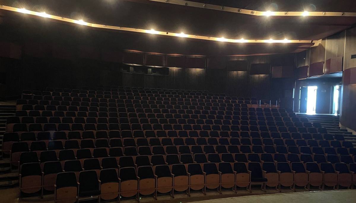 Zlín - Bývalé Kino Květen ve zlínské části Malenovice čeká v nejbližší době rekonstrukce. Ještě před jejím zahájením se však může část původního vybavení přesunout k novým uživatelům. Společnost Nemovitosti města Zlína, spol. s r.o., nyní nabízí k bezplatnému odběru 442 sedaček z kinosálu. O část z nich už veřejnost projevila zájem, a to v rozsahu 170 až 230 kusů. K dispozici tak stále zůstává přibližně 210 až 270 sedaček.