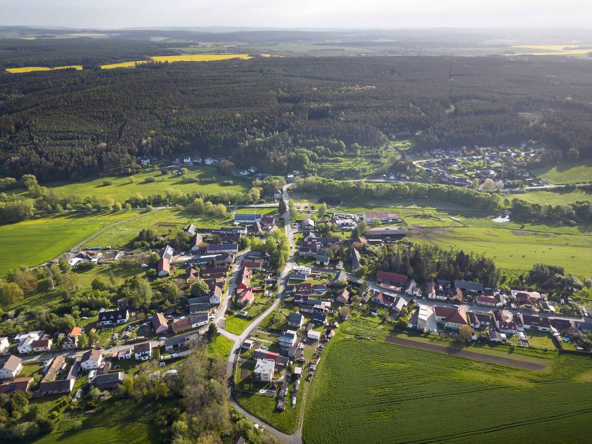 Milí spoluobčané, ve čtvrtek 3. září v 11:45 přijede do Nevřeně celostátní hodnoticí komise soutěže Zelená stuha. Je to pro naši obec mimořádná událost. Díky vítězství v Plzeňském kraji jsme se dostali mezi 12 nejlepších obcí z celé České republiky získali tak pro Nevřeň od Plzeňského kraje 100 tis. Kč na účet obce ihned a 900 tis. Kč ve formě dotace na projekt realizovaný v příštím roce a od Ministerstva životního prostředí dotaci 800 tis. Kč na "zelený" projekt v příštím roce. Nyní budeme mít příležitost opět zabojovat a představit odborné komisi naši krajinu, realizované projekty i plány do budoucna. Rádi bychom ale ukázali ještě něco mnohem důležitějšího – lidi, kteří tady žijí a kterým na Nevřeni záleží. Při krajském kole jste nám ukázali, jak velkou sílu naše obec má, když se spojíme. Pomáhali jste s přípravami, organizací i občerstvením a vytvořili jste atmosféru, kterou nelze objednat ani naaranžovat... a komise to ocenila! Právě skutečný vztah obyvatel k obci, dobrovolnictví, spolkový život a ochota společně pečovat o místo, kde žijeme, patří mezi věci, které bude komise i v celostátním kole vnímat. Proto vás žádáme o pomoc i tentokrát. Uvědomujeme si, že 11:45 ve všední den není jednoduchý čas a většina z vás bude v práci. Pokud vám to ale vaše možnosti dovolí, zkuste si ve čtvrtek 3. září vzít volno, případně si práci zařídit tak, abyste s námi mohli strávit alespoň část návštěvy komise. Taková příležitost se v životě obce nemusí znovu opakovat. Budeme potřebovat dobrovolníky při finálním úklidu, s občerstvením, na jednotlivých stanovištích na trase komise i při závěrečném setkání v Centru Caolinum. Každý může pomoci jinak a každá pomoc se počítá. Kdo se může zapojit, ozvěte se prosím na obecní úřad nebo přímo Štěpánce na 724 325 864, abychom mohli jednotlivé úkoly společně rozdělit. Nebo ještě lépe, přijďte v úterý v 18 hodin do Centra, kde vám představíme naplánovaný program dne a možnosti zapojení. Prosíme také všechny, kteří přijdou a mají obecní tričko, aby si ho tento den oblékli. Kdo ho nemáte a chcete se zapojit, požádejte o něj na úřadě u Soni na 725 424 716...ještě nějaká trička máme, i když ne všechny velikosti. Vlastně stačí jakékoliv bílé s nevřeňským odznáčkem...těch máme dost a rádi vám je věnujeme. Celostátní komisi chceme ukázat naši krásnou krajinu a zeleň, péči o vodu a les, budování energetické soběstačnosti, naše již realizované projekty i to, jak o Nevřeni přemýšlíme do budoucna. Ale žádná mapa, prezentace ani projektová dokumentace nemůže ukázat to nejdůležitější, co se v této soutěži hodnotí - že Nevřeň je obec, ke které mají její obyvatelé vztah, kterým záleží na prostředí, ve kterém žijí a o které se společně starají.  Zelenou stuhu nezískal obecní úřad. Získala ji Nevřeň a všichni, kdo ji tvoří. A Zelenou stuhu České republiky jistě získá některá z obcí se silnou komunitou. A i když je Nevřeň ze všech finalistů obec se druhým nejnižším počtem obyvatel, vím, že když chceme, tak v tomhle silní jsme! Milí Nevřeňáci, pojďme ve čtvrtek 3.9. ukázat té komisi, že máme na to být nejlepší zelenou obcí v České republice! Za celé zastupitelstvo Nevřeně Vaše starostka Štěpánka