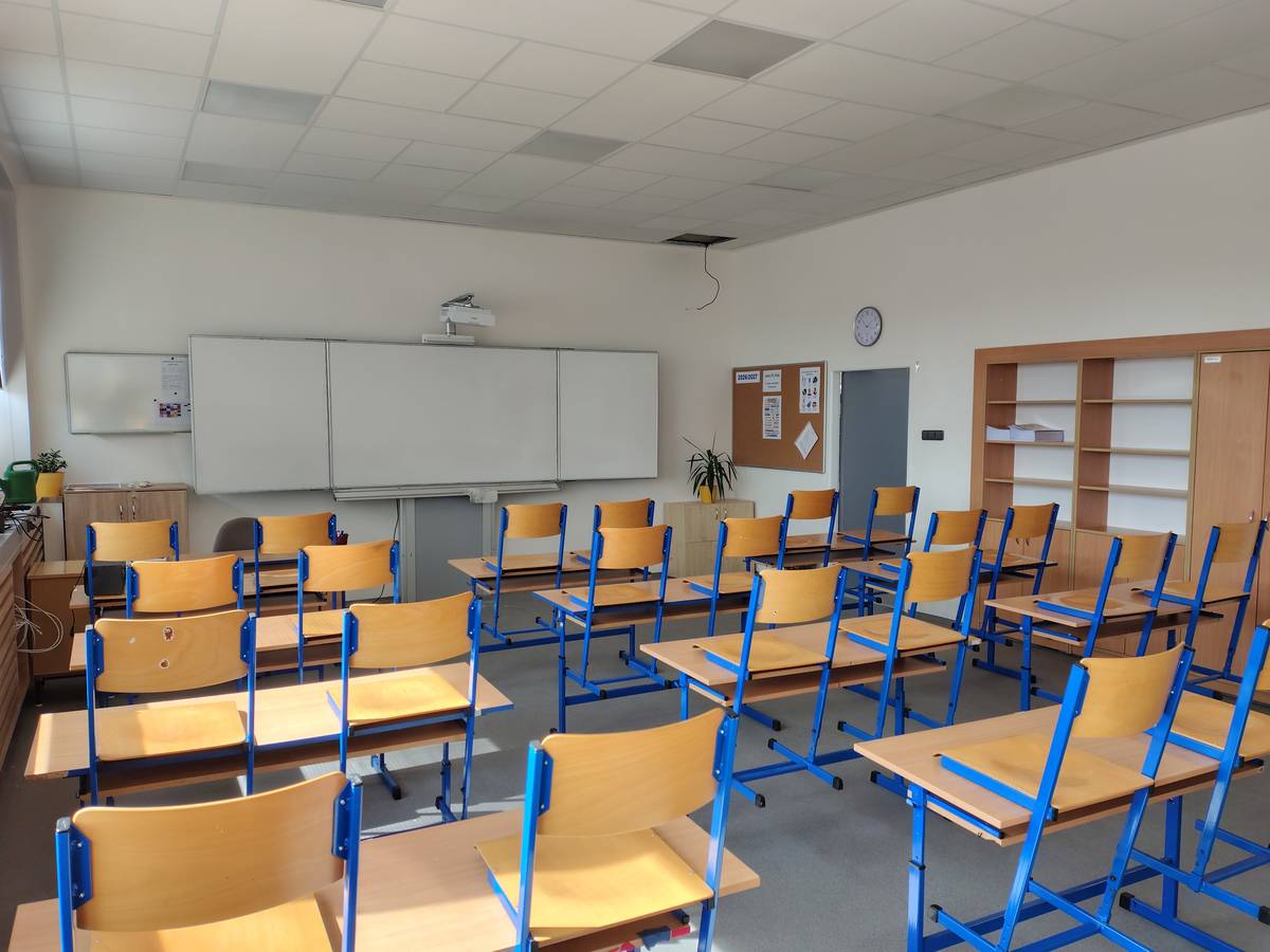 Během letních prázdnin jsme ve škole opět nezaháleli a podařilo se nám zrenovovat další třídy, aby se naši žáci mohli učit v příjemnějším a modernějším prostředí.  Všem školákům přejeme úspěšný vstup do nového školního roku, spoustu nových zážitků, kamarádů a radosti z učení. A našim prvňáčkům přejeme, aby pro ně byl jejich první školní den opravdu krásným začátkem!