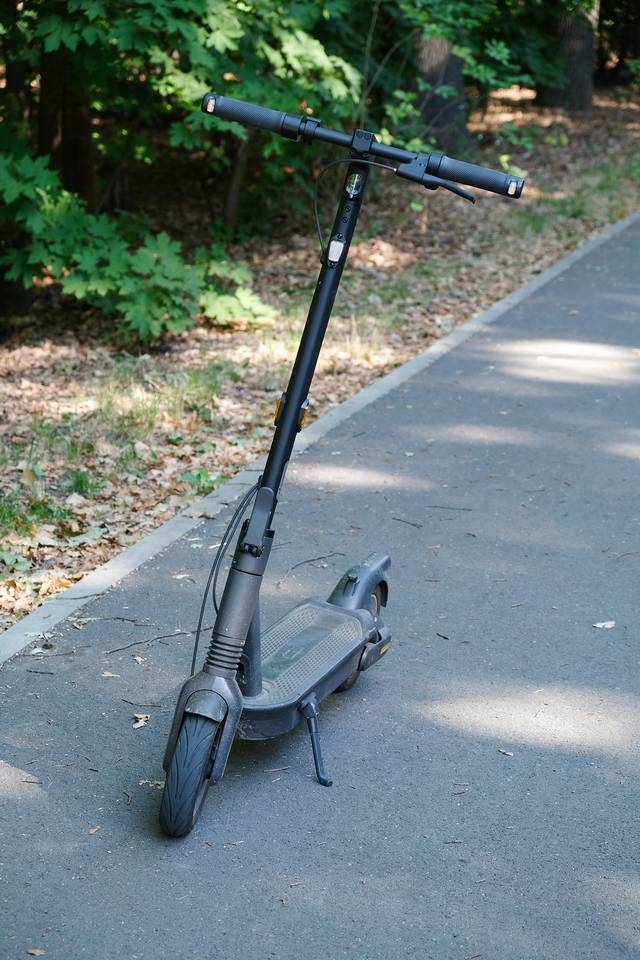 S elektrokoloběžkami se v našich ulicích setkáváme stále častěji, a to hlavně u dětí a dospívajících. Jsou rychlé, dostupné a oblíbené. Pamatujme však, že i při jízdě na nich platí pravidla, která je důležité si neustále připomínat a hlavně dodržovat. S rostoucím počtem elektrokoloběžek bohužel přibývá v celé ČR také nehod. Často za nimi stojí nepřiměřená rychlost, nesprávný způsob jízdy nebo nevěnování se řízení. Nebezpečná je také jízda ve dvou nebo s dítětem na jedné koloběžce, jízda bez helmy, pod vlivem alkoholu nebo po chodníku. Proto jsme připravili jednoduchý přehled základních pravidel bezpečné jízdy na elektrokoloběžce. Máte doma malého nebo dospívajícího jezdce? Projděte si přiložené letáky společně. I pár minut věnovaných pravidlům může pomoct předejít zbytečně nebezpečným situacím. Jezděme ohleduplně a tak, abychom se vždy bezpečně vrátili domů. Děkujeme! Zdroj: BESIP