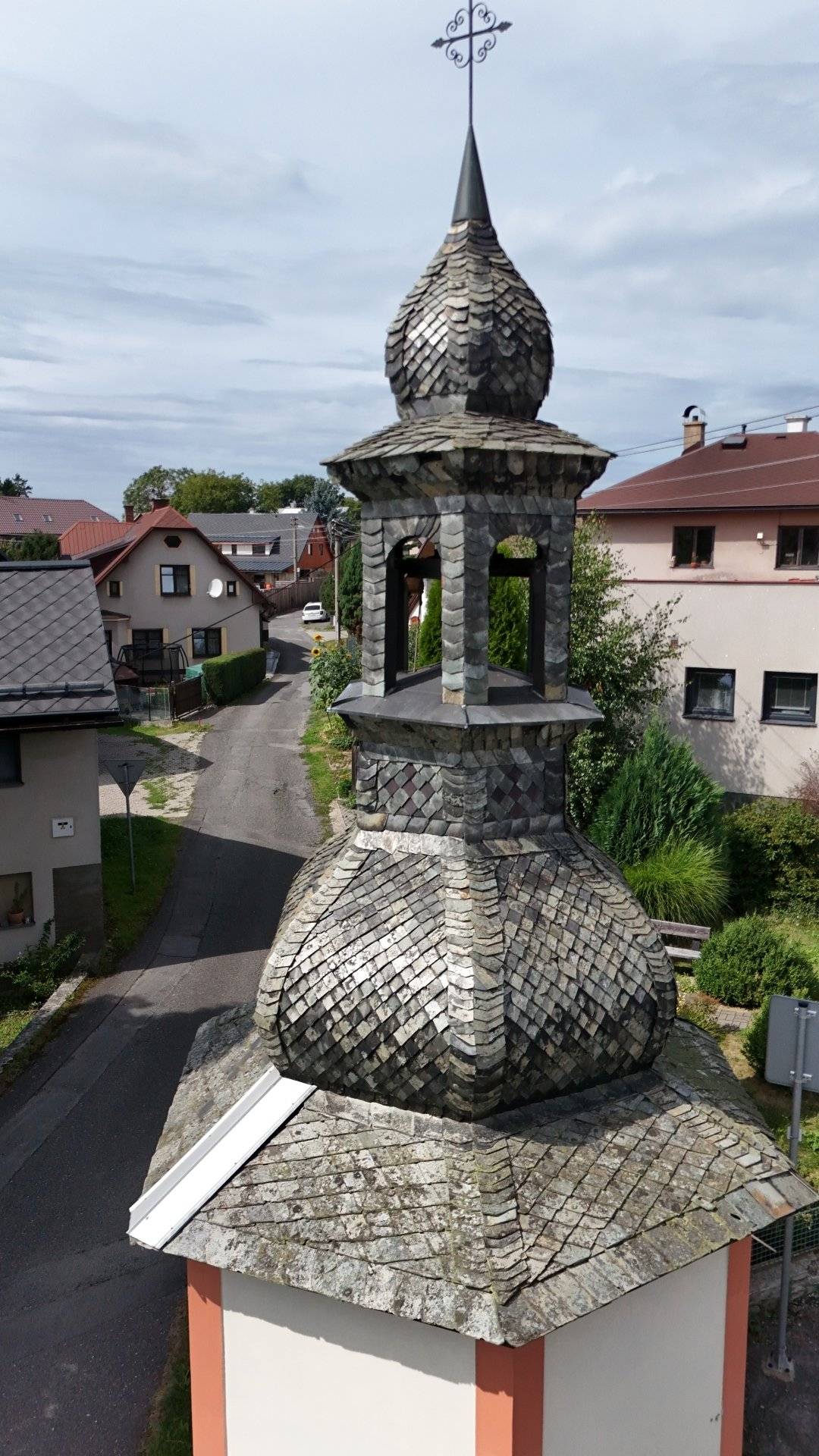 V Jirkově byly zahájeny práce na celkové obnově kaple se zvonicí, která byla již v havarijním stavu. Poté, co byla kaple prohlášena kulturní památkou, byla podána žádost o příspěvek na její obnovu. V tomto týdnu tak práce na rekonstrukci kaple započaly demontáží střešní krytiny, následně dojde k sejmutí celé konstrukce zvonice, kompletní sanaci zděné části a osazení nové zvoničky. Vše bude probíhat za bedlivého dozoru orgánů památkové péče. Smyslem opravy je zachování co možná nejvíce původních materiálů a zachování původního vzhledu. Rekonstrukce by měla být hotová do konce listopadu letošního roku. Na akci bylo na začátku roku požádáno o příspěvek Ministerstvo kultury ČR a Liberecký kraj. V současnosti je uzavřena smlouva s Libereckým krajem, na podporu Ministerstva kultury ještě čekáme, ale věříme, že budeme úspěšní. Petr Šilhán, odbor územního plánování a regionálního rozvoje