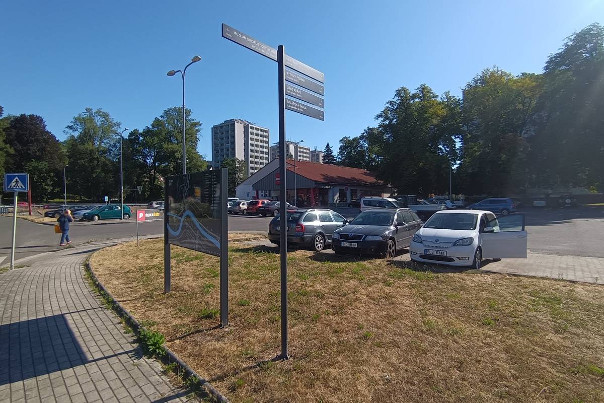 Na krátký čas byly z orientačního systému ve městě sejmuty některé směrovky. Je nutné na nich opravit text, případně poškozená písmena. Jedná se o krátkodobou opravu, směrovky budou brzy navráceny.