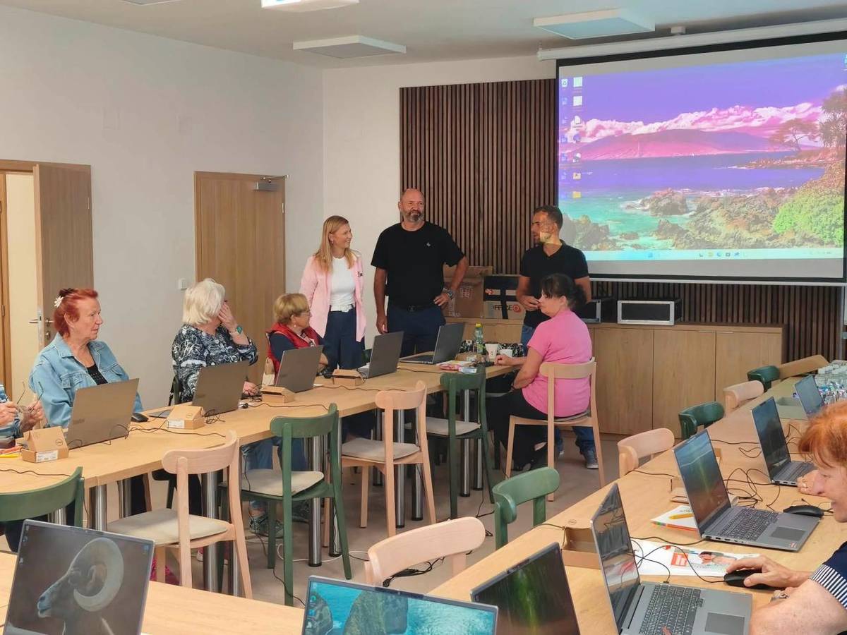 Dnes jsme ve Vejprnicích zahájili již 4. ročník počítačového kurzu pro seniory, který se koná v rámci projektu Plzeňského kraje „Informovaný senior“. Účastníky na úvod přivítali starosta obce Pavel Karpíšek a místostarostka Věra Sihelská