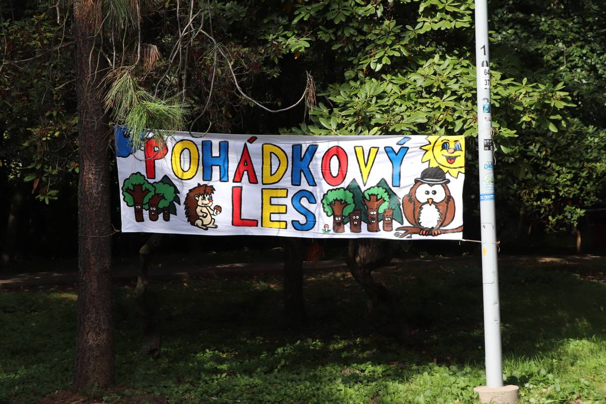 Pohádkové bytosti ovládly v pondělí odpoledne lesopark a připravily si pro děti deset pohádkových misí. Malí dobrodruzi tak putovali lesem, plnili nejrůznější úkoly a za každý úspěšně splněný úkol získali razítko. Kdo dokázal nasbírat všech deset razítek, mohl se těšit na zaslouženou odměnu. Děti se během odpoledne setkaly s ne...