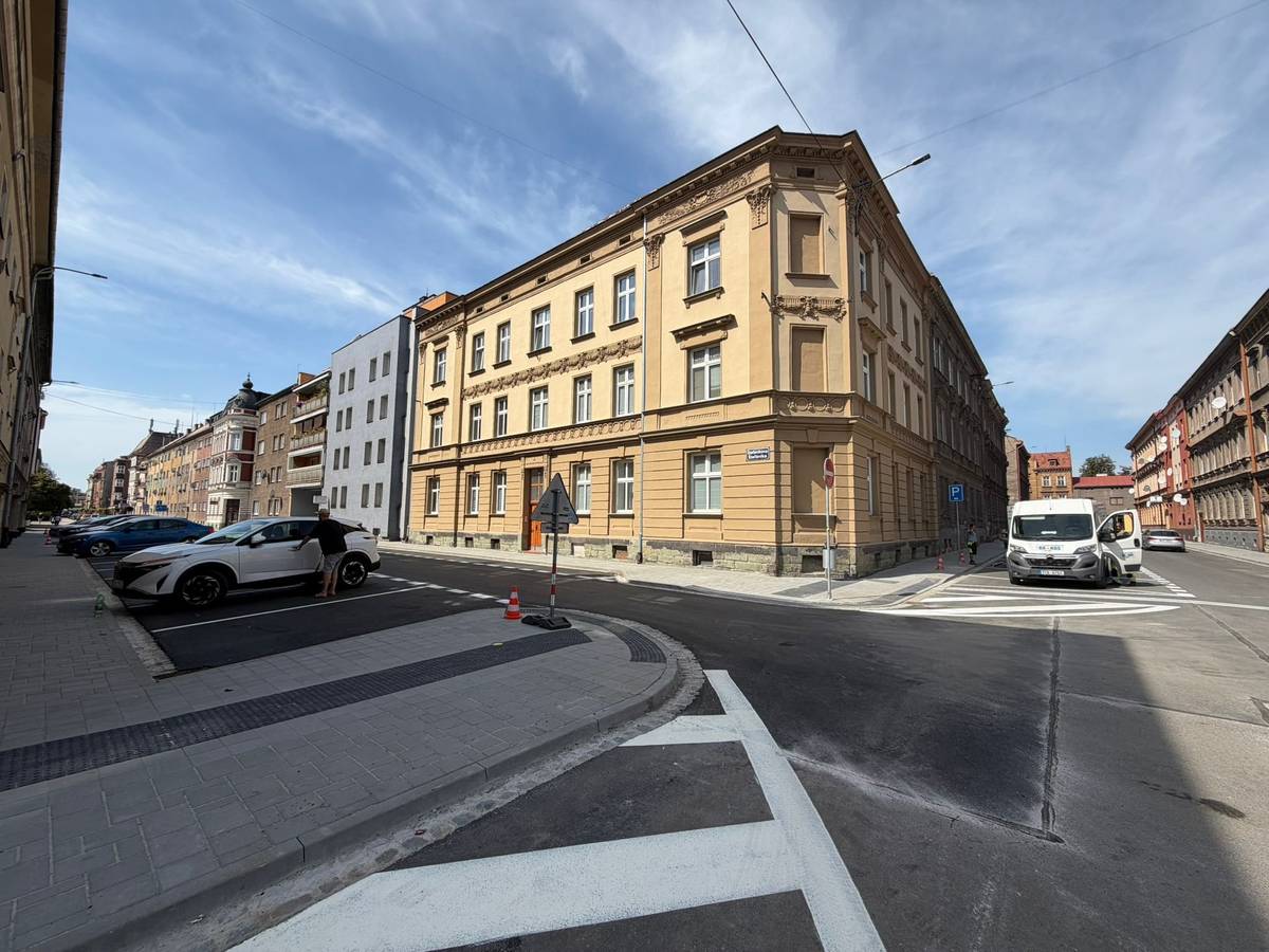 ℹ️ Informujeme řidiče a obyvatele, že dnes o půlnoci (z 28. na 29. srpna) končí dopravní omezení v ulicích Štefánikova, Pražská a Božkova. 🚗    ☝️ Od 29. 8. zároveň dochází k významným změnám v organizaci dopravy a parkování!   ➡️ Jednosměrný provoz Ulice Štefánikova již není obousměrná. Nově je průjezdná výhradně ve směru od ulice Pražské k Božkově ulici.   🅿️ Více míst k parkování S touto změnou souvisí i nová úprava parkování. Část původních podélných stání jsme změnili na šikmá stání, díky čemuž se v tomto úseku navýšil celkový počet parkovacích míst. Nově mají řidiči k dispozici 18 parkovacích míst a jedno místo je vyhrazeno pro ZTP.   Prosíme všechny řidiče, aby věnovali zvýšenou pozornost novému dopravnímu značení a novou organizaci dopravy plně respektovali.   💛 Děkujeme za trpělivost během realizace prací i za Vaši ohleduplnost!