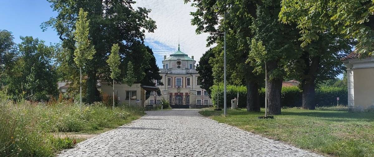 Vedení MČ Praha-Vinoř vyjednalo s ředitelstvím Středočeské policie unikátní možnost navštívit Vinořský zámek. Půjde o čtyři komentované prohlídky v rámci akce Setkání generací, která se koná 4. 9. 2026. Prohlídky začínají v 13:00, 14:00, 16:00 a 17:00 hodin, každé se může zúčastnit 20 lidí. Návštěvníci budou moci vstoupit do areálu zámku, obejít ho i ze zadní strany, projít se zámeckým parkem a nahlédnout do centrální haly zámku. Prohlídka trvá přibližně 30–40 minut a odborný výklad zajistí vinořská kronikářka a průvodkyně Veronika Cihlářová. Místo v návštěvnické skupině si můžete rezervovat na jednotlivé časy e-mailem na adrese martin.mach@praha-vinor.cz, a to do čtvrtečního poledne. Volná místa, která zůstanou po rezervacích, budou na místě doplněna dalšími zájemci bez rezervace. Sraz je vždy 10 minut před začátkem prohlídky v parku před zámkem. Upozornění: Během prohlídky není dovoleno fotografovat. Michal Biskup, starosta