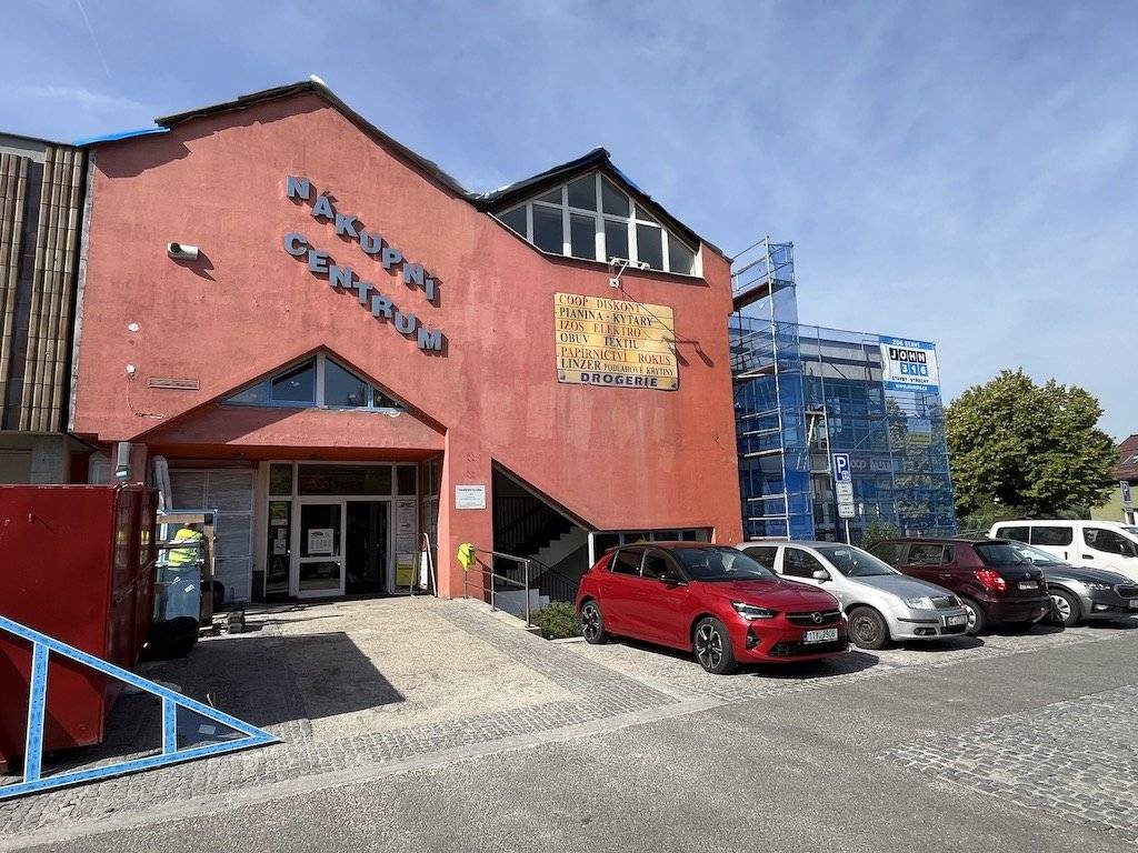 Upozorňujeme občany, že při rekonstrukci nákupního střediska jsou všechny obchody OTEVŘENY dle své otevírací doby.   COOP https://www.coopbeskydy.cz/vratimov-frydecka-1094.html/ Papírnictví DUHA https://www.papir-hruba.cz/  Upeč si chleba  https://www.upecsichleba.cz/kontakt/ Podlahové krytiny Milan Linzer Pohřební služba Vratimov http://www.vratimovskesluzby.cz/pohrebni-sluzba Městská knihovna Vratimov  https://knihovna-vratimov.cz/domains/knihovna-vratimov.cz/index.php/pujcovni-doba  Pro aktuální informace sledujte jednotlivé odkazy.  Za informace na odkazech neručíme.