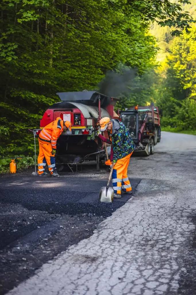 Vážení občania,  oznamujeme Vám, že od pondelka 31.08.2026 sa začne  rekonštrukcia cesty  v úseku od pána Fiľa smerom do Kráľov.   Zabezpečte si vozidlá a parkovanie mimo pracovnej zóny.  Zvýšte opatrnosť v tomto úseku.  Buďte trpezliví voči stavebným mechanizmom.