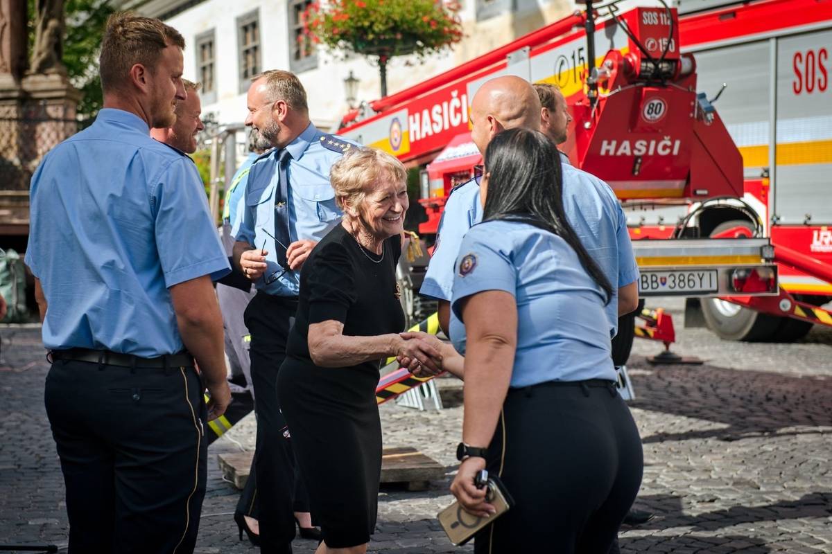 Piatok 28. 8. 2026 bol pre Banskú Štiavnicu dôležitým a symbolickým dňom.     Po ničivom požiari, ktorý v marci 2023 zasiahol historické centrum mesta, sme si ešte intenzívnejšie uvedomili, aká krehká je naša vzácna historická zástavba a aké náročné je zasahovať v úzkych uličkách a členitom teréne Banskej Štiavnice.     Práve táto skúsenosť ma viedla k tomu, aby som iniciovala zabezpečenie špeciálnej hasičskej techniky prispôsobenej podmienkam nášho mesta. Techniky, ktorá umožní hasičom zasahovať v historickom centre rýchlejšie, bezpečnejšie a účinnejšie.   Potreba zabezpečiť takúto techniku bola zakotvená v uzneseniach vlády SR. Dnes môžeme povedať: podarilo sa.     Mestu bola oficiálne odovzdaná špeciálna výšková hasičská plošina navrhnutá s ohľadom na úzke uličky, náročný terén a potrebu ochrany historického centra. Spolu s ňou bolo odovzdané aj sprievodné vozidlo Scania.     Som úprimne rada, že táto technika bude od dnešného dňa slúžiť v Banskej Štiavnici. Jej získanie predstavuje významný krok k zvýšeniu bezpečnosti našich obyvateľov a návštevníkov, ako aj k účinnejšej ochrane jedinečného historického dedičstva, ktoré je súčasťou svetového dedičstva UNESCO.     Ďakujem ministrovi vnútra Matúšovi Šutajovi Eštokovi, Ministerstvu vnútra SR, Hasičskému a záchrannému zboru, ako aj krajskému riaditeľovi HaZZ v Banskej Bystrici plk. Ing. Dušanovi Hanckovi, PhD., za osobné nasadenie a spoluprácu pri zabezpečení tejto techniky pre naše mesto.     Moje poďakovanie patrí aj všetkým, ktorí túto iniciatívu podporili, pomohli ju presadiť a dotiahnuť až do úspešného konca.   Dnes už nemusíme iba hovoriť o tom, čo Banská Štiavnica potrebuje. Môžeme ukázať konkrétny výsledok, ktorý prispeje k ochrane nášho mesta a jeho obyvateľov.     Banská Štiavnica si zaslúži byť nielen krásnym, ale aj bezpečným mestom.      Mgr. Nadežda Babiaková primátorka mesta   fotogaléria z odovzdávania techniky: https://eu.zonerama.com/janpetrik/Album/16103034?secret=iWDCanyXWFKj80d2igWn4D382   autor fotografií: Mgr. Ján Petrík