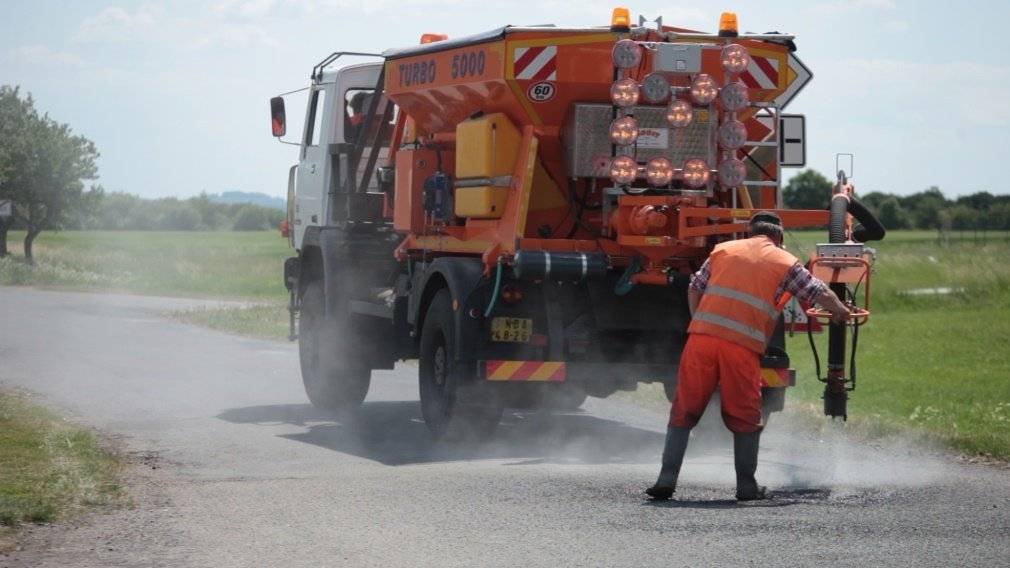 Obecní úřad informuje občany, že dnes v obci probíhá druhá vlna lokálních oprav výtluků a rozpraskaných povrchů místních komunikací formou strojního tryskování. Doporučujeme výrazné snížení rychlosti při projíždění přes opravované úseky. Jedná se o: cesta za OÚ směr Humna, cesta pod panelovým domem a cesta přes potok směr Osada Svačinka). Děkujeme za pochopení a toleranci dočasného omezení rychlosti na těchto úsecích. (Foto: Ilustrační)