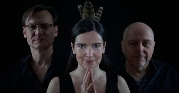 Koncert v hostinci U České koruny v sobotu 5.9.2025 od 20.00 hodin. Vstupné dobrovolné. Vébrová * Václavek * Tichý - Lyrický punk pro jednadvacáté století. Hravost, radost a něha. Podstatnou esencí je také improvizace a obrazivé, poetické texty prokládající meditativní zvukové plochy.