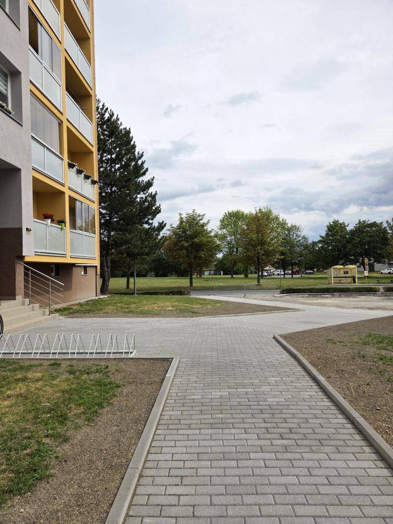 Na ulici Nádražní byla dokončena rozsáhlejší oprava chodníků. Práce provedli zaměstnanci sběrného dvora, kteří zároveň připravili plochu pro následnou opravu parkoviště.