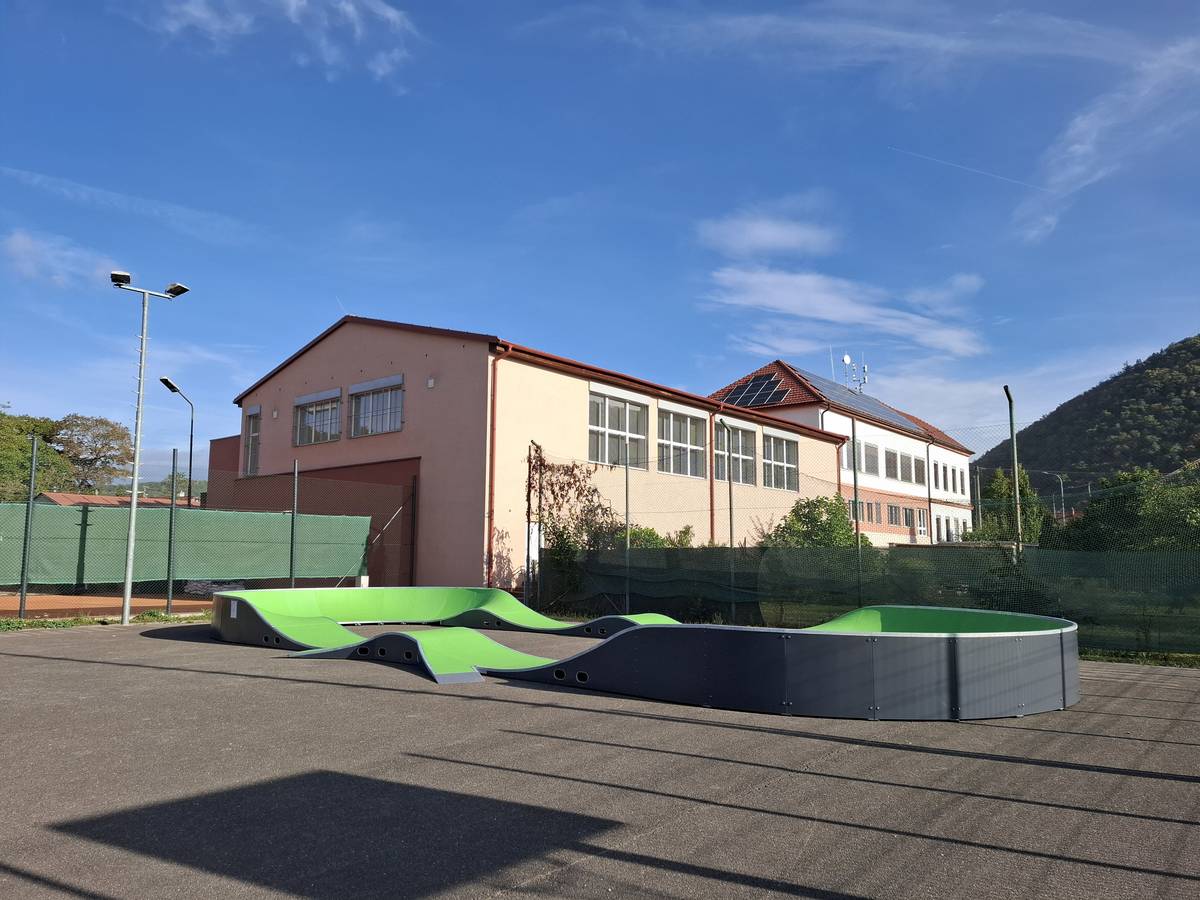 Obec Předklášteří připravila pro děti, mládež i dospělé další možnost aktivního trávení volného času. Od 4. září 2026 po dobu 3 týdnů  bude na asfaltové ploše u sportoviště  k dispozici mobilní pumptracková dráha. Díky speciálně tvarované dráze s vlnami a klopenými zatáčkami si na své přijdou začátečníci i zkušenější jezdci . Prosíme všechny návštěvníky, aby se před jízdou seznámili s návštěvním řádem a pravidly bezpečné jízdy, respektovali ostatní uživatele, zejména ty nejmenší.   Přejeme všem spoustu zábavy a příjemné ježdění!