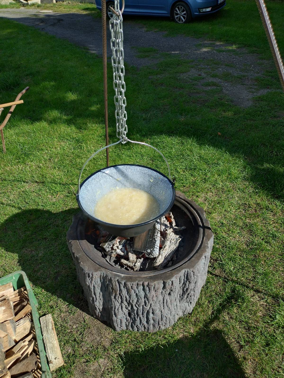 Rohatecké gulášování je v plném proudu! Připravené jsou skákací hrady, živá hudba, spousta dobrot a limča pro děti. Hotové guláše budou kolem jedné hodiny, Sváťovo dividlo od 13:00.