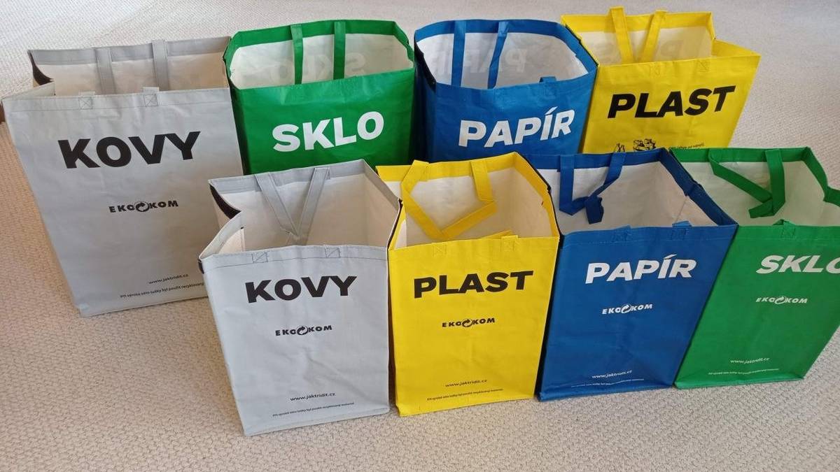 Havířov pokračuje v podpoře ekologie a usnadňuje obyvatelům správné nakládání s odpady. Město nakoupilo praktické sady tašek na třídění odpadu, které si mohou občané bezplatně vyzvednout. Sady obsahují barevně rozlišené tašky na plast, papír, sklo a také na kovové odpady. Tašky jsou pro zájemce k dispozici na Magistrátu města Havířova, na ulici Svornosti 86/2, a to na Informacích (v přízemí) a v kanceláři č. A410 (vyzvednutí v úřední dny). https://www.havirov-city.cz/aktuality/mesto-havirov-poridilo-pro-obcany-tasky-na-trideni-odpadu