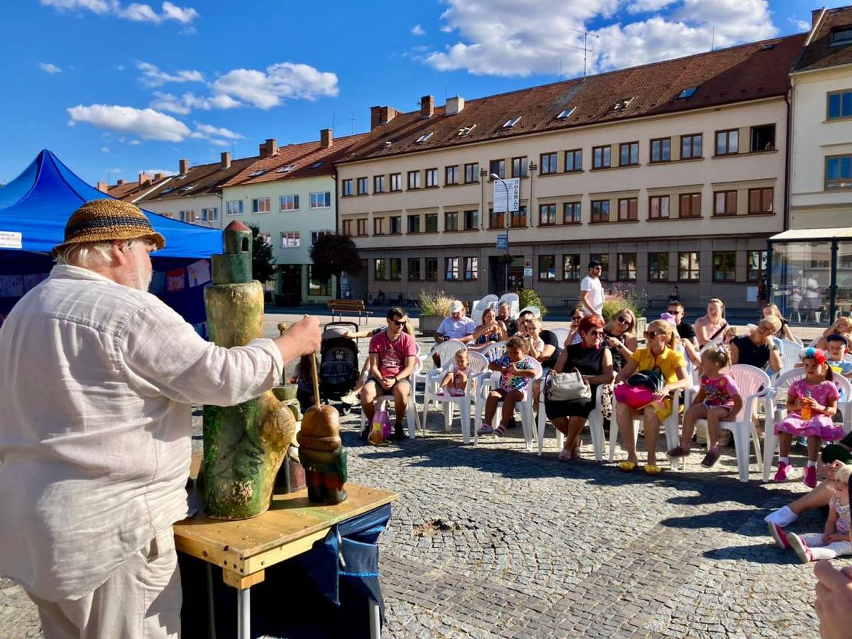 Malý festival LOUTKY slaví 20 let a začíná ve čtvrtek 3. září 2026. Festival zamíří na 34 míst jižní Moravy a Vysočiny. V neděli 6. září se v Dobřínsku uskuteční představení pohádky Ulhaná princezna v 10 hodin v KD.