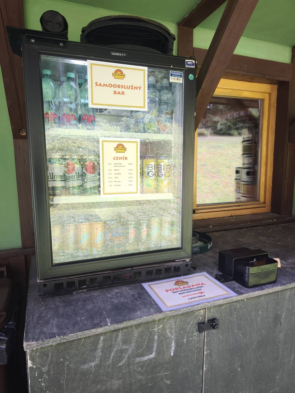 Ve městě přibylo další místo, kde se můžete cestou občerstvit! U Kalahari nově otevřeli samoobslužný bar.  Ať už jste na výletě pěšky, na kole nebo se jen touláte po okolí, můžete se tu po cestě zastavit a doplnit energii. ⛰️🚶♀️🚴 Máme radost, že v Loučné přibývají další místa, která zpříjemní výlety místním i návštěvníkům.