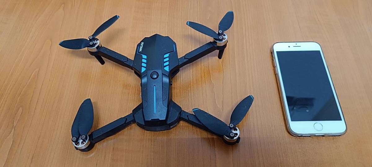 Dron byl nalezen v ul. Za Humny a mobilní telefon v prodejně potravin na Domě služeb. K vyzvednutí v informační kanceláři OÚ.